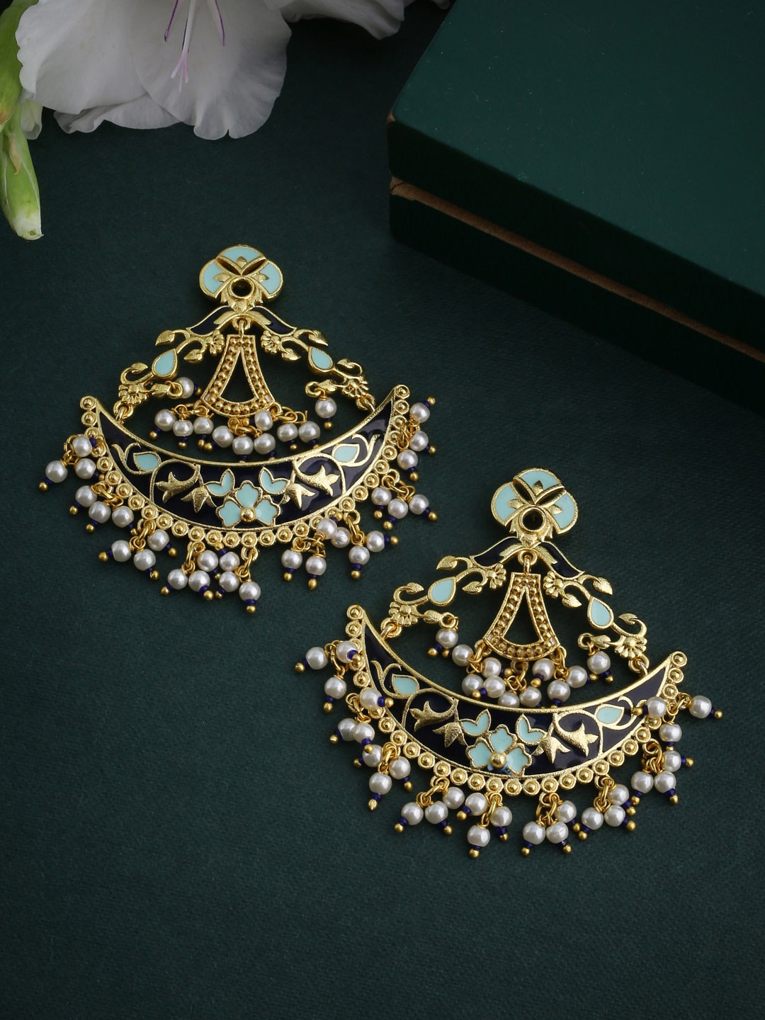 

Voylla Gold-Toned & Green Crescent Shaped Chandbalis