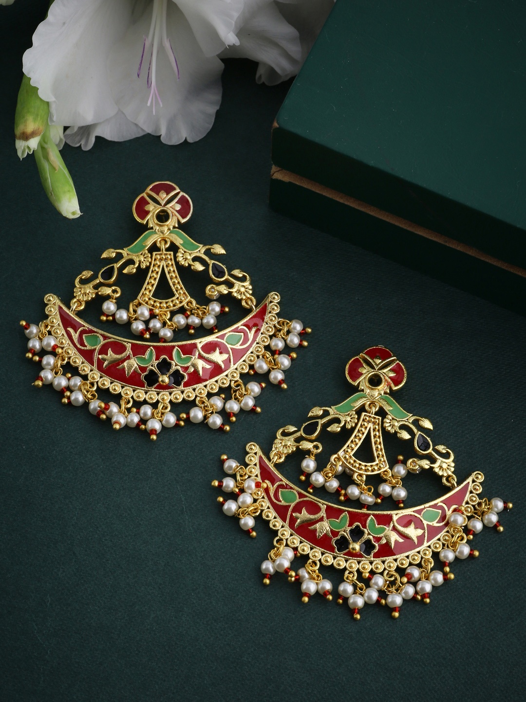 

Voylla Gold-Toned & Red Crescent Shaped Chandbalis
