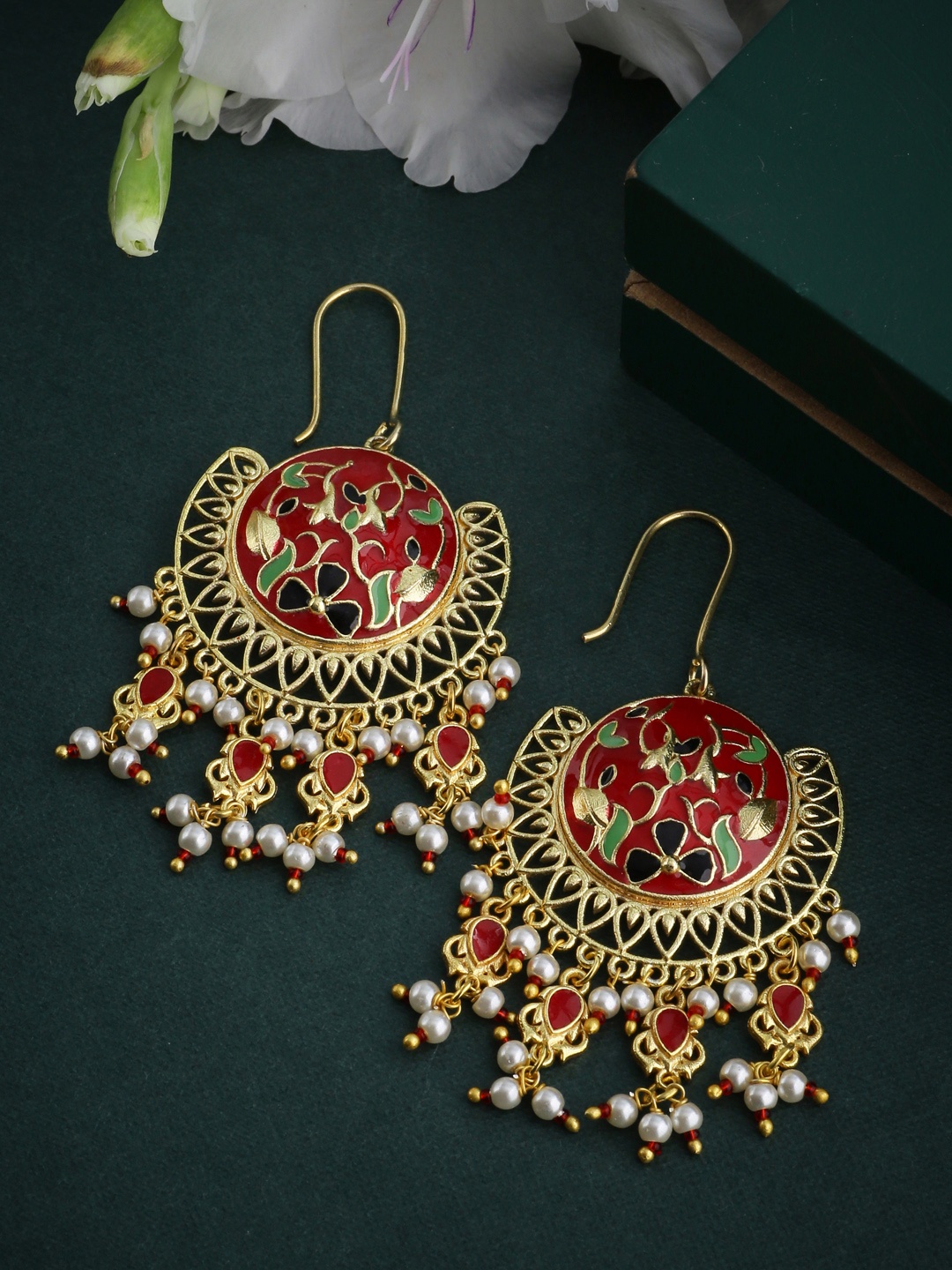 

Voylla Gold-Toned & Red Crescent Shaped Chandbalis