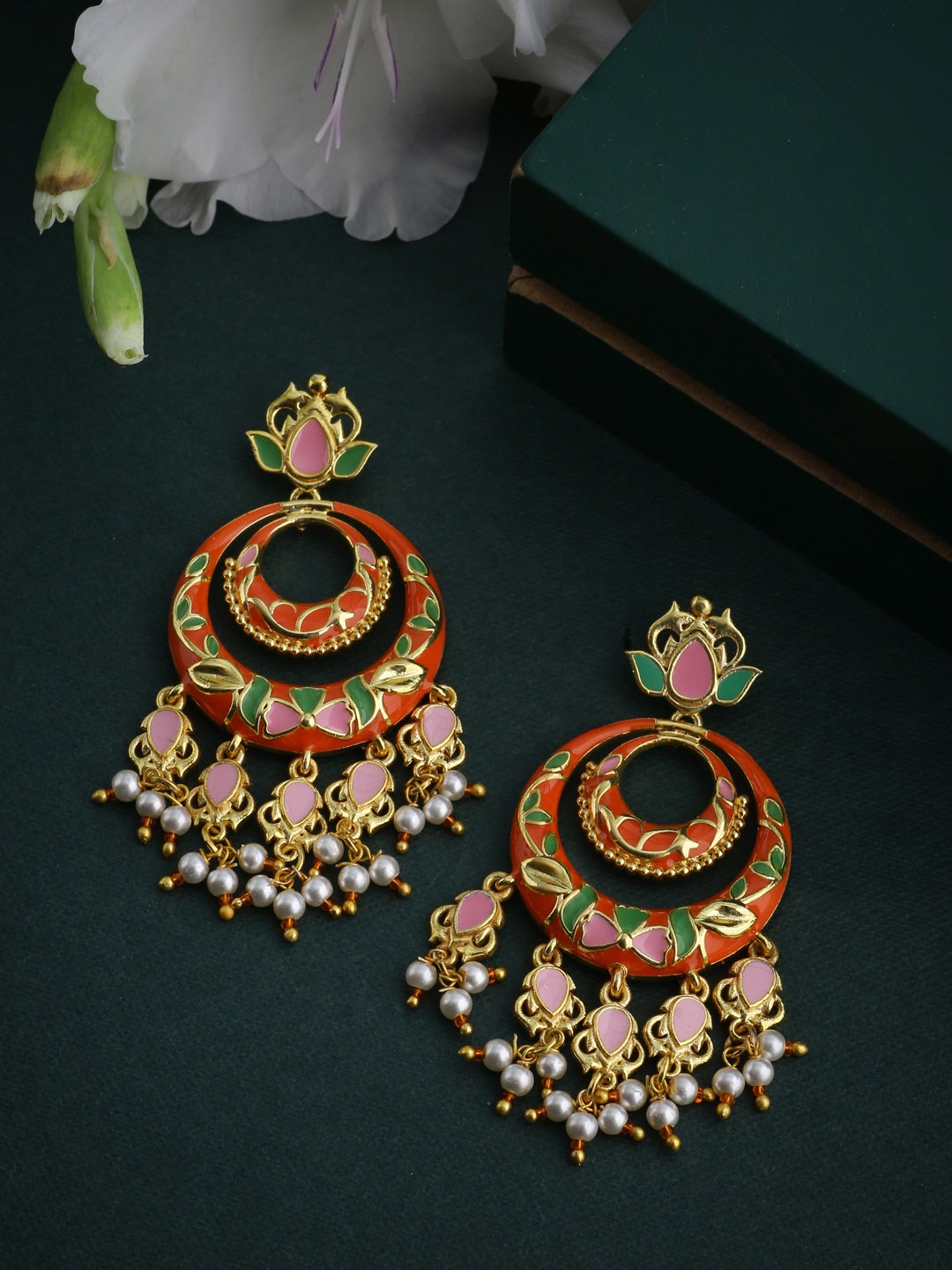 

Voylla Gold-Toned & Red Crescent Shaped Chandbalis