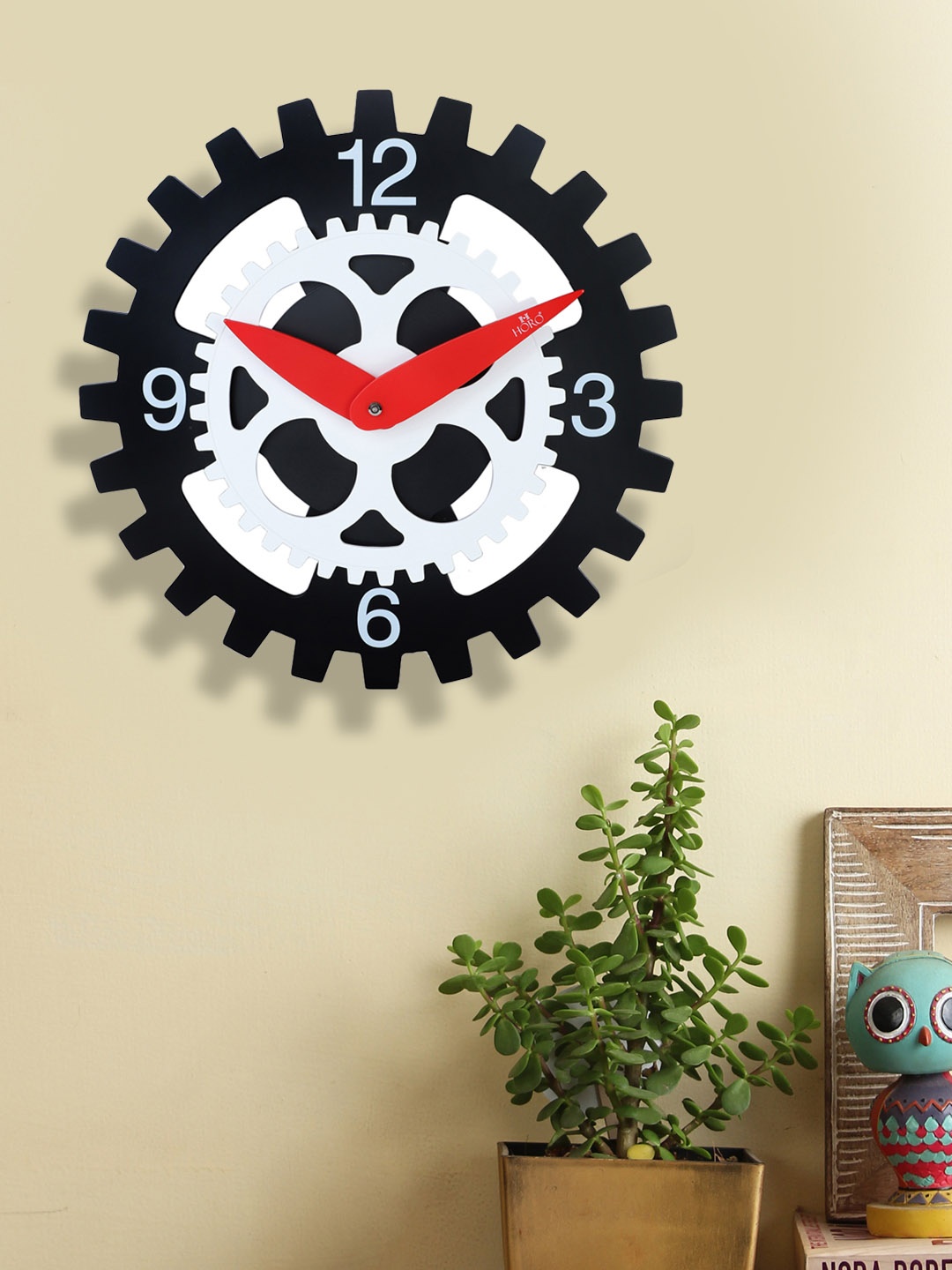 

Horo White & Black Handcrafted Geometric Solid Analogue Table Clock