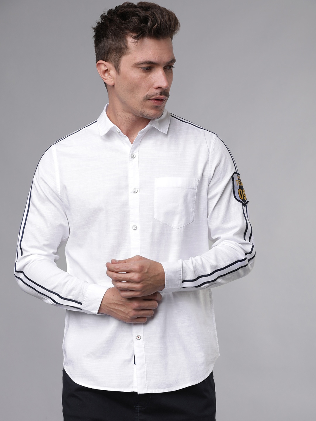 

LOCOMOTIVE Men White & Black Slim Fit Striped Casual Shirt