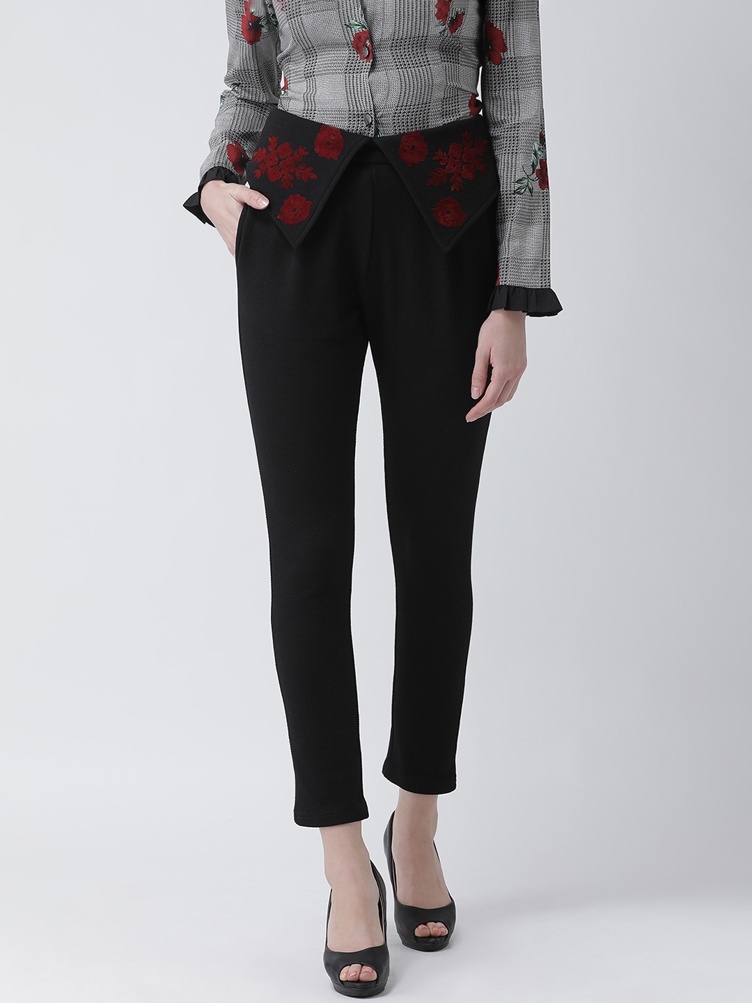 

KASSUALLY Women Black & Red Regular Fit Printed Regular Trousers
