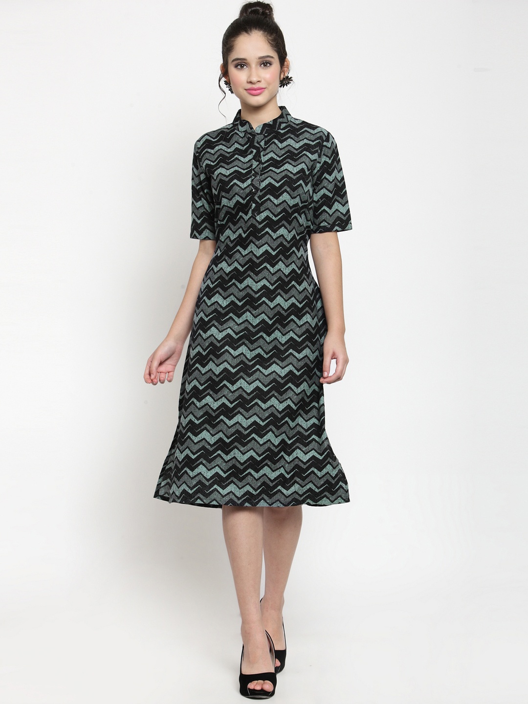 

Get Glamr Women Grey Printed Shirt Dress