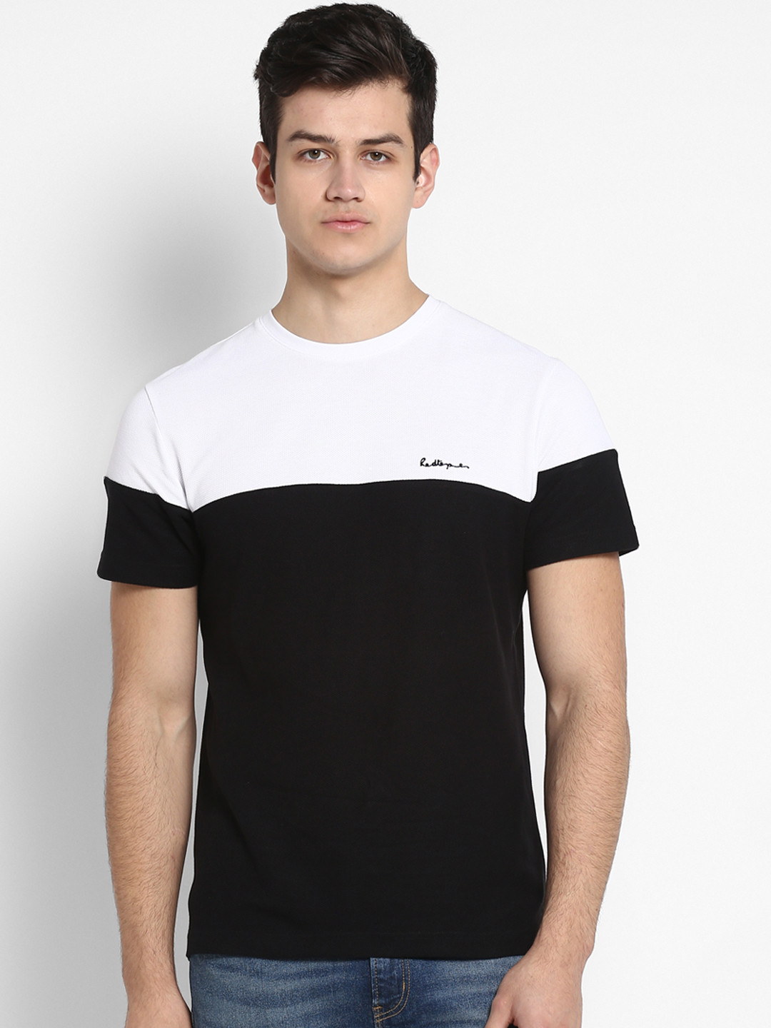 

Red Tape Men Black And White Colourblocked Round Neck T-shirt