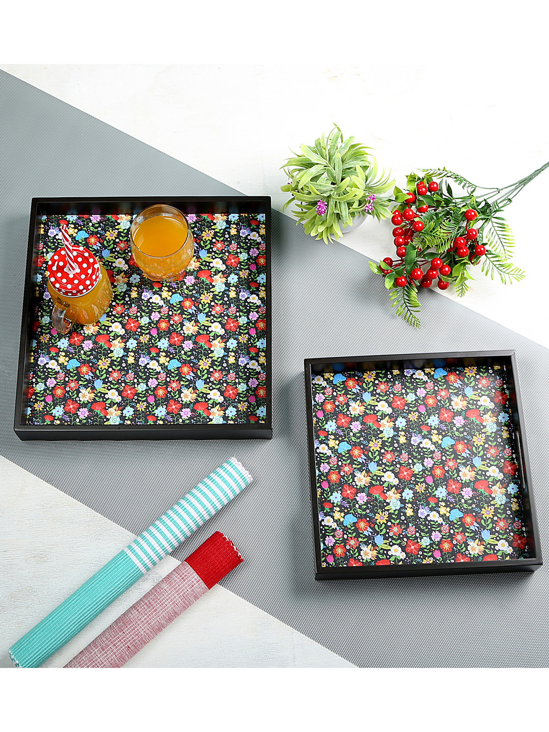 

Crayton Set Of 2 Black Printed Trays
