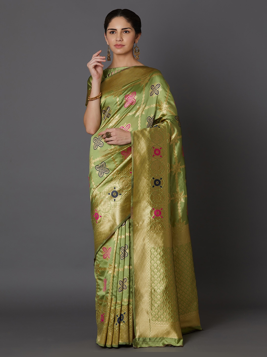 

Mitera Green & Gold-Toned Silk Blend Woven Design Kanjeevaram Saree