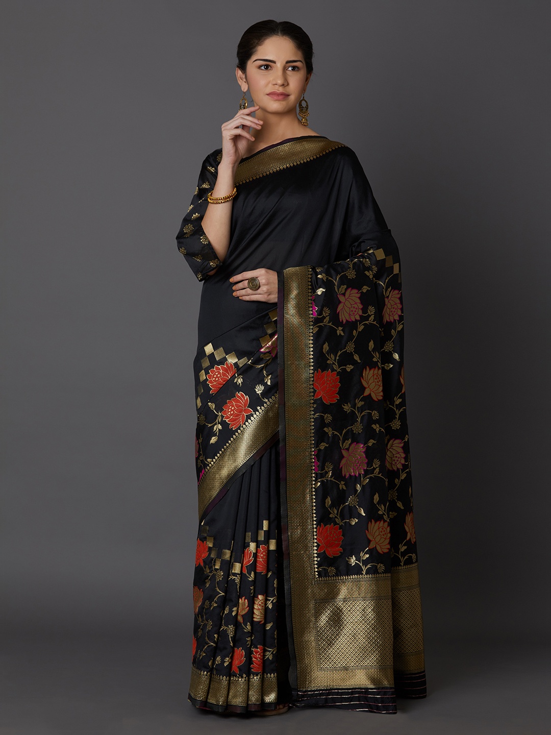 

Mitera Black & Gold-Toned Silk Blend Woven Design Kanjeevaram Saree