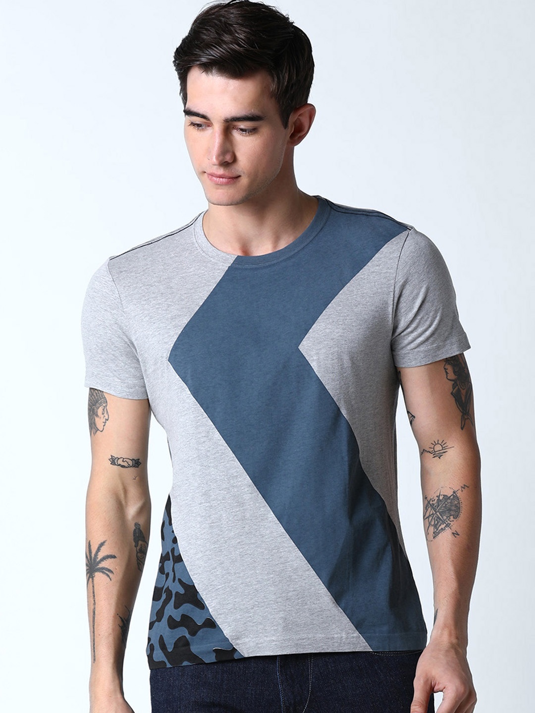 

Huetrap Men Grey & Navy Blue Colourblocked Round Neck T-shirt