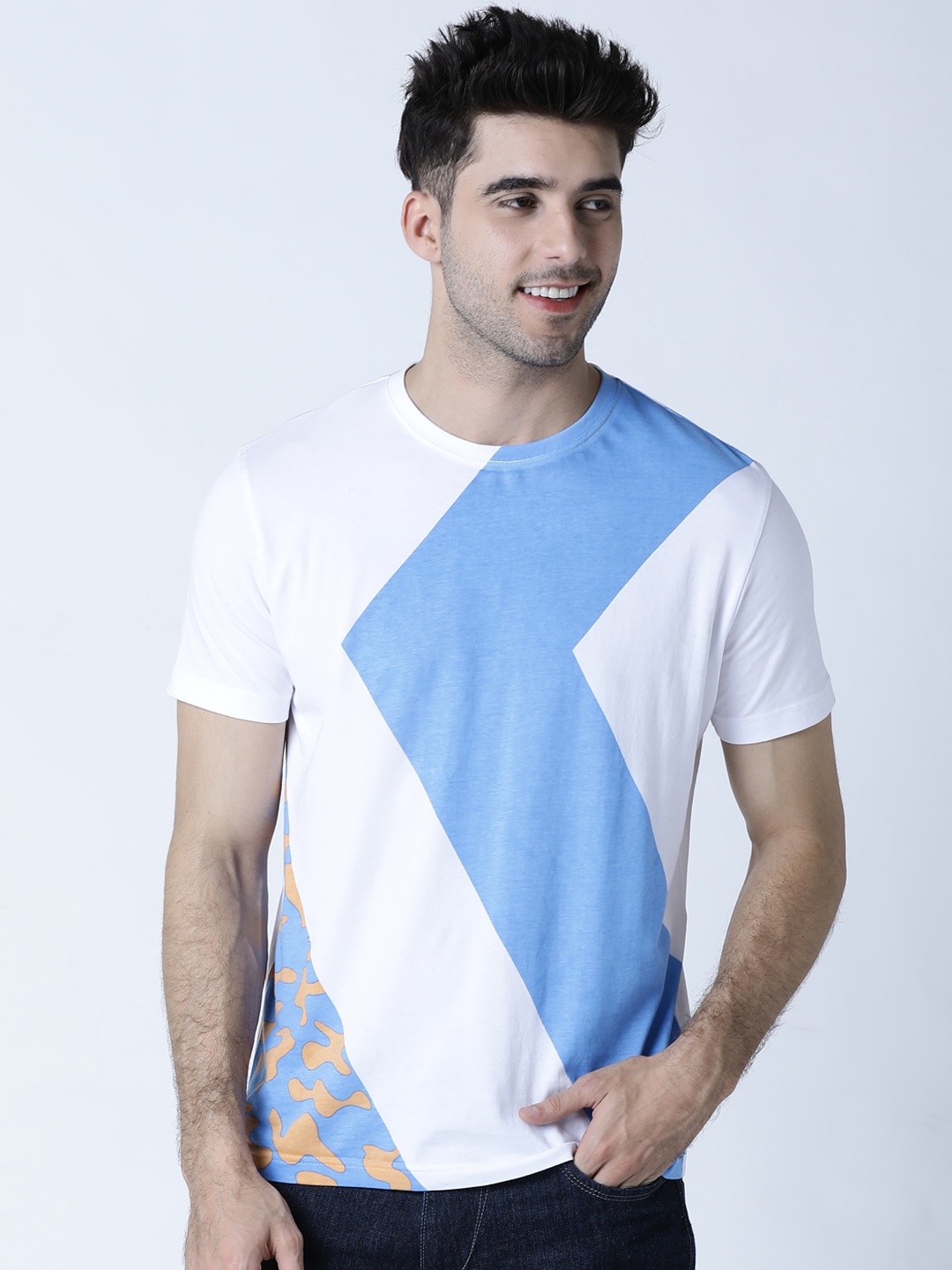 

Huetrap Men White & Blue Colourblocked Round Neck T-shirt