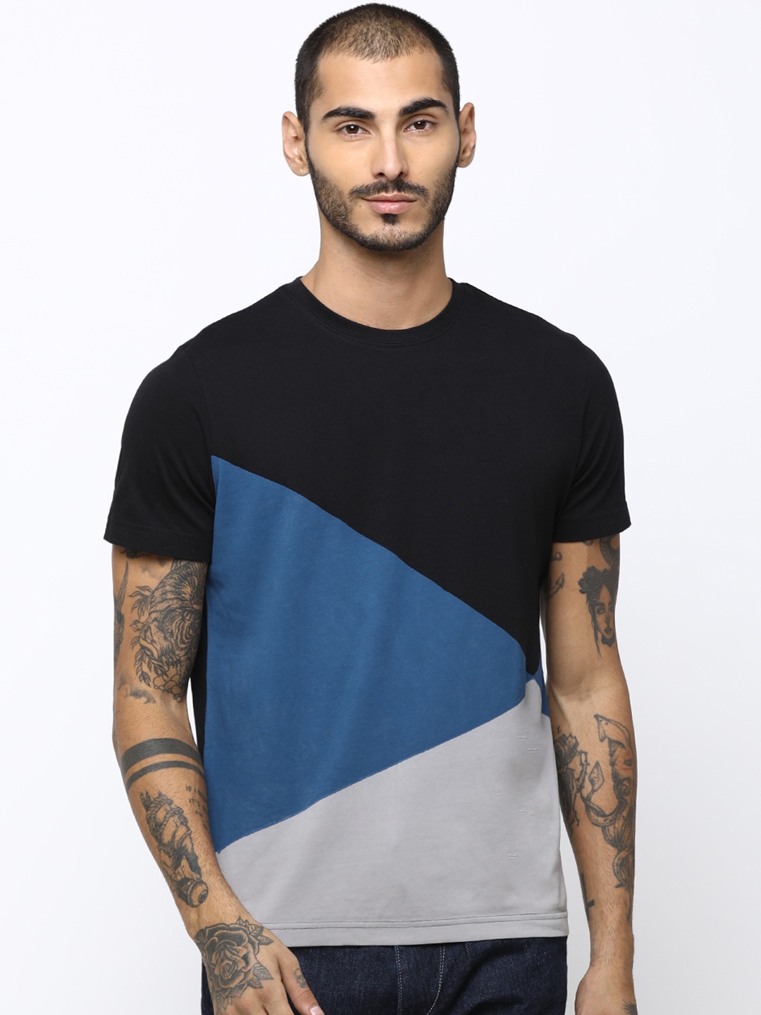 

Huetrap Men Black & Blue Colourblocked Round Neck T-shirt