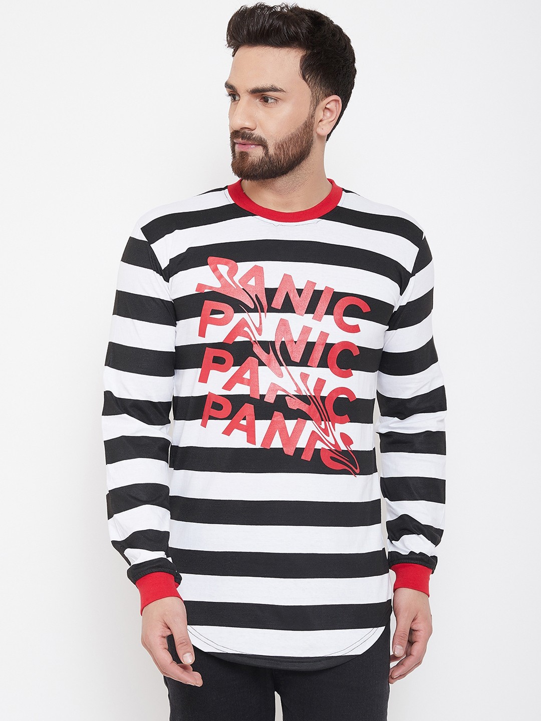 

FUGAZEE Men White & Black Slim Fit Printed Round Neck Longline T-shirt