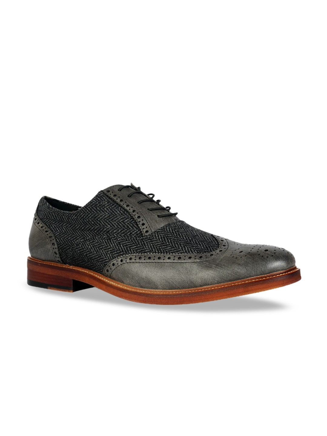 

Kenneth Cole Men Grey & Black Textured Leather Formal Brogues