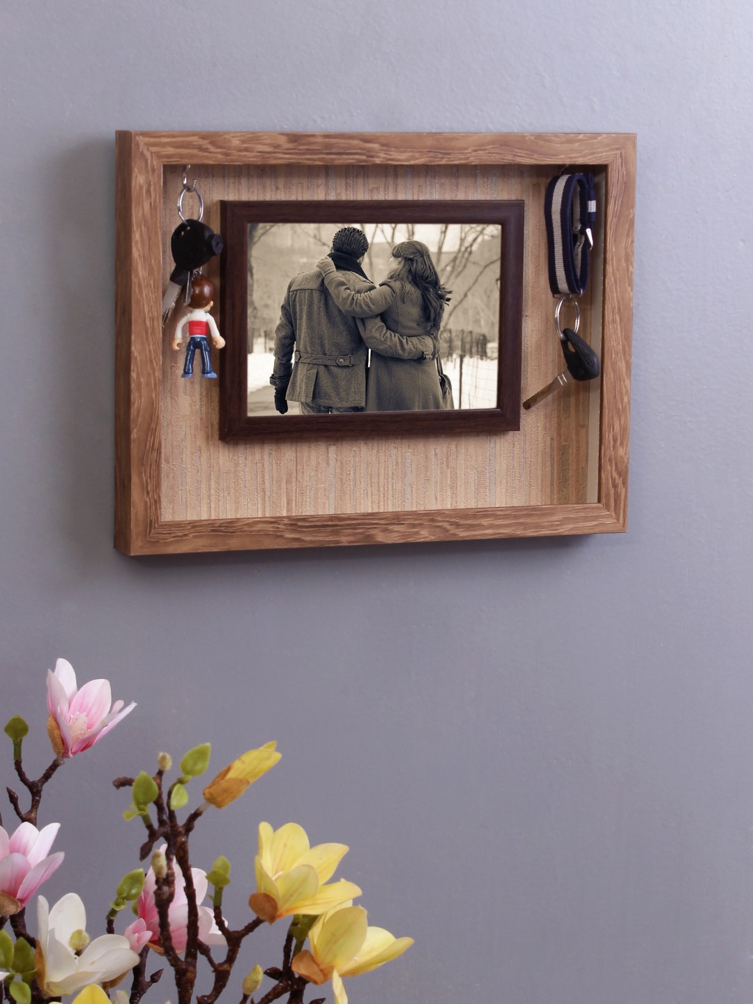 

WISHTANK Unisex Brown & Grey Wall Mounted Photo Frame With 2 Hooks Key Holder