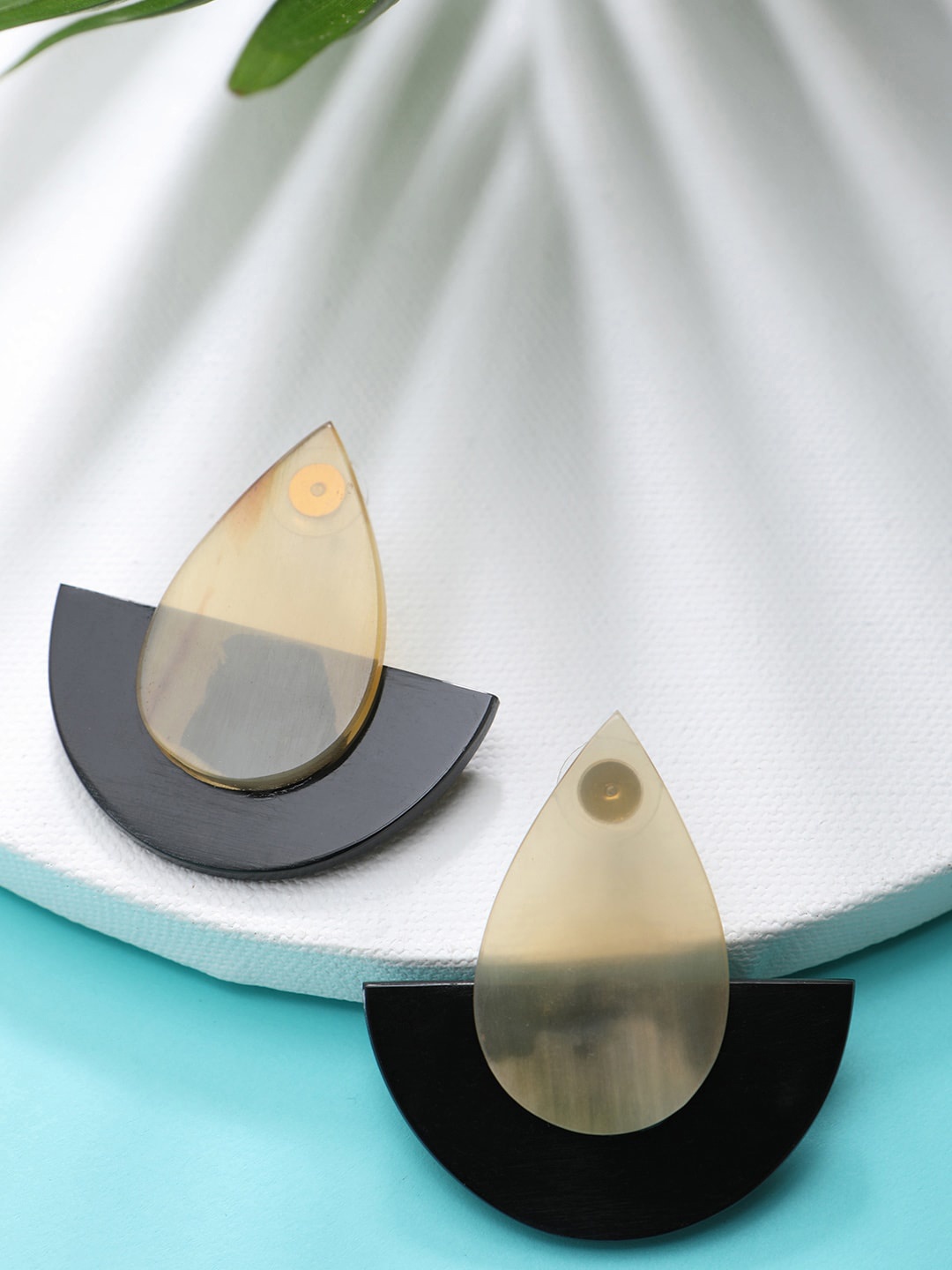 

STREET 9 Black Teardrop Shaped Studs
