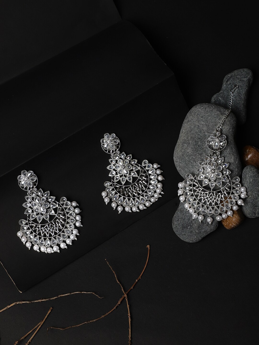 

Mali Fionna Silver-Toned & White Stone-Studded Beaded Jewellery Set