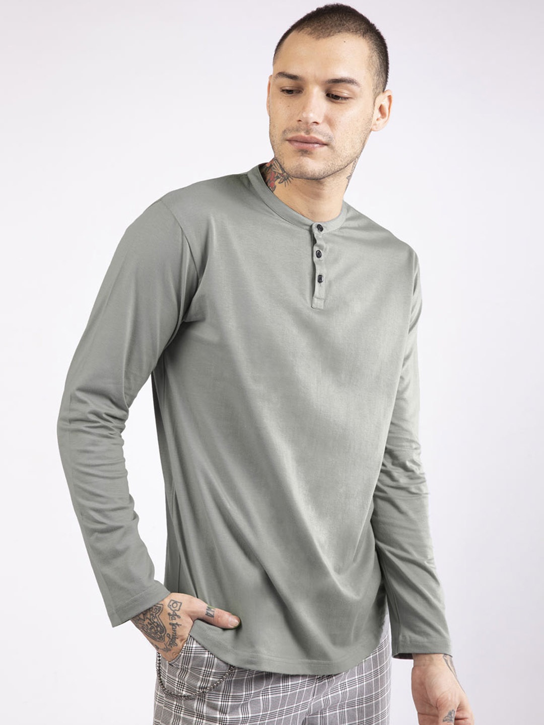 

Bewakoof Men Grey Solid Henley Neck T-shirt