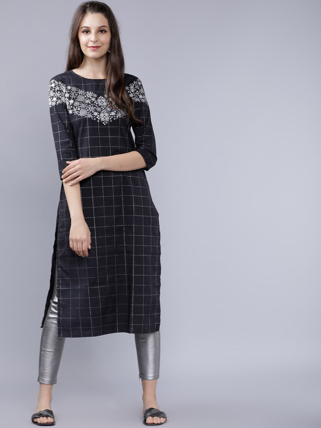 

Vishudh Women Black & White Embroidered Straight Kurta