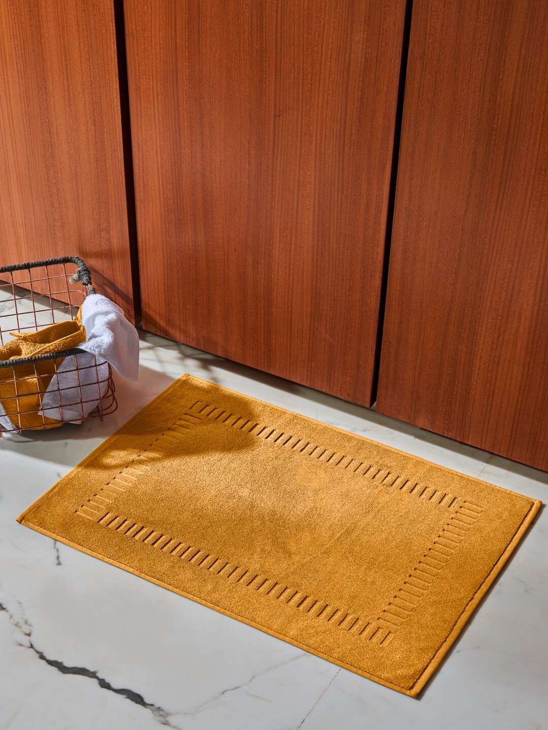 

DDecor Orange Solid 550 GSM Live Beautiful Bath Mat