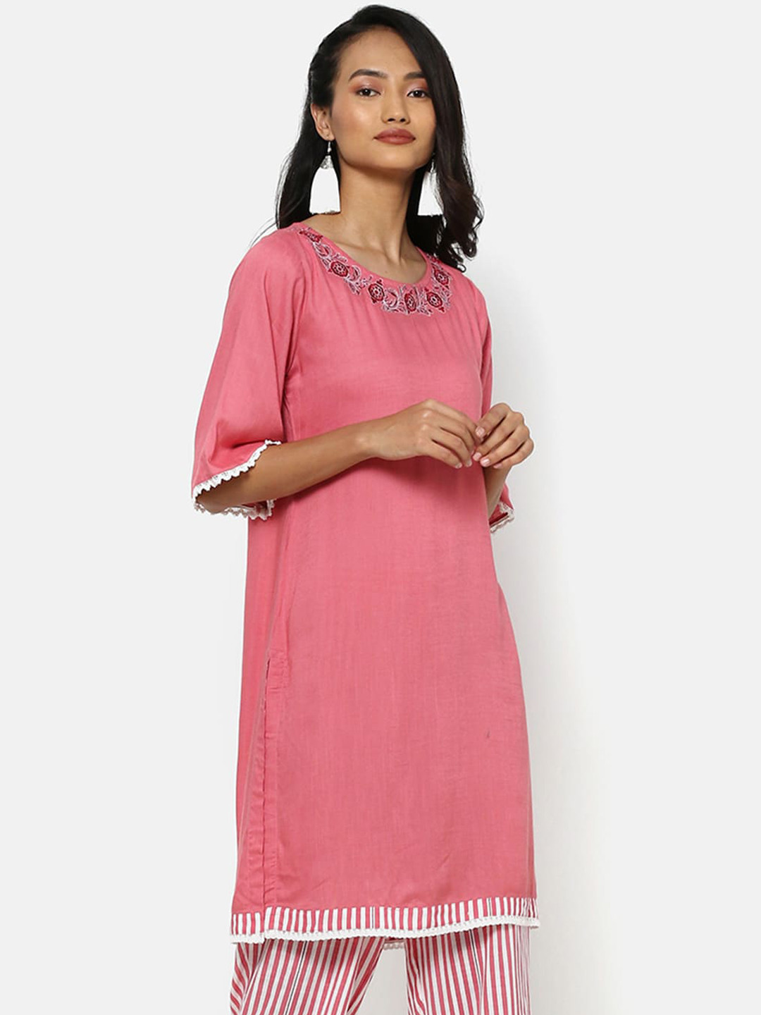 

Saaki Women Pink Solid Straight Kurta