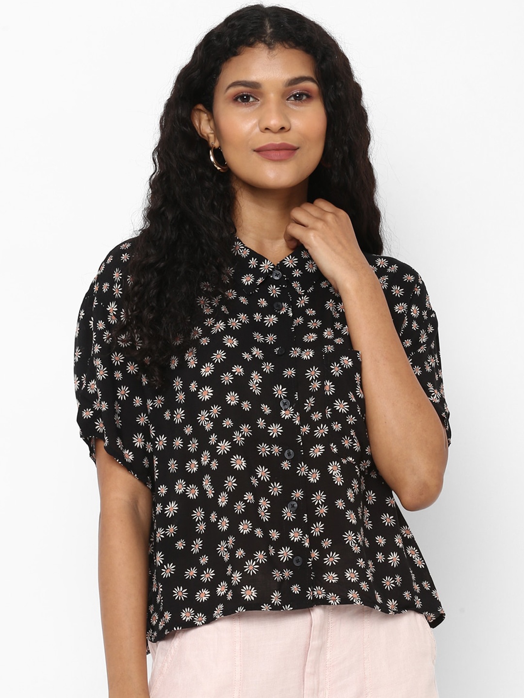 

AMERICAN EAGLE OUTFITTERS Women Black & White Floral Print Casual Shirt