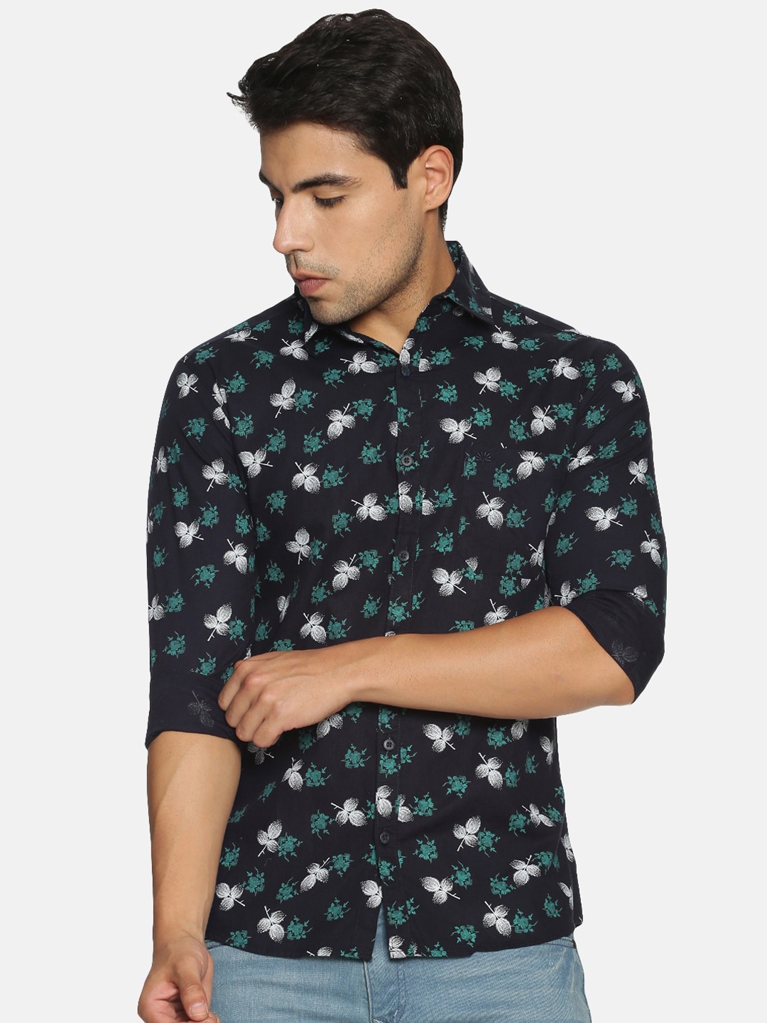 

Chennis Men Navy Blue & White Slim Fit Floral Printed Casual Shirt
