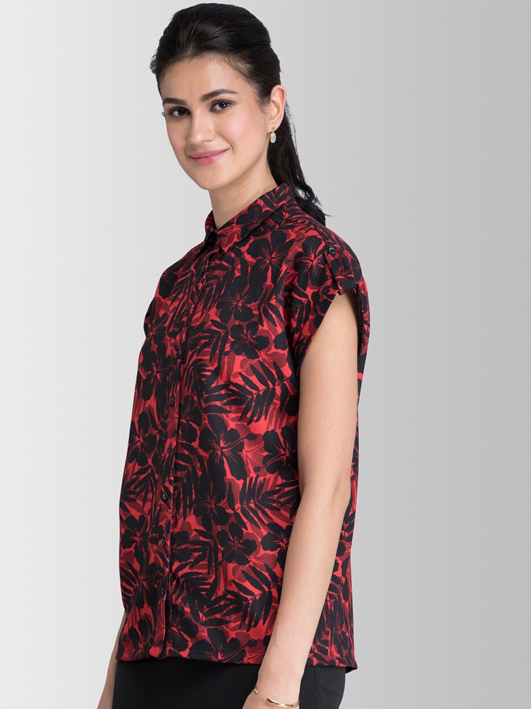 

FableStreet Women Red & Black Regular Fit Printed Casual Shirt