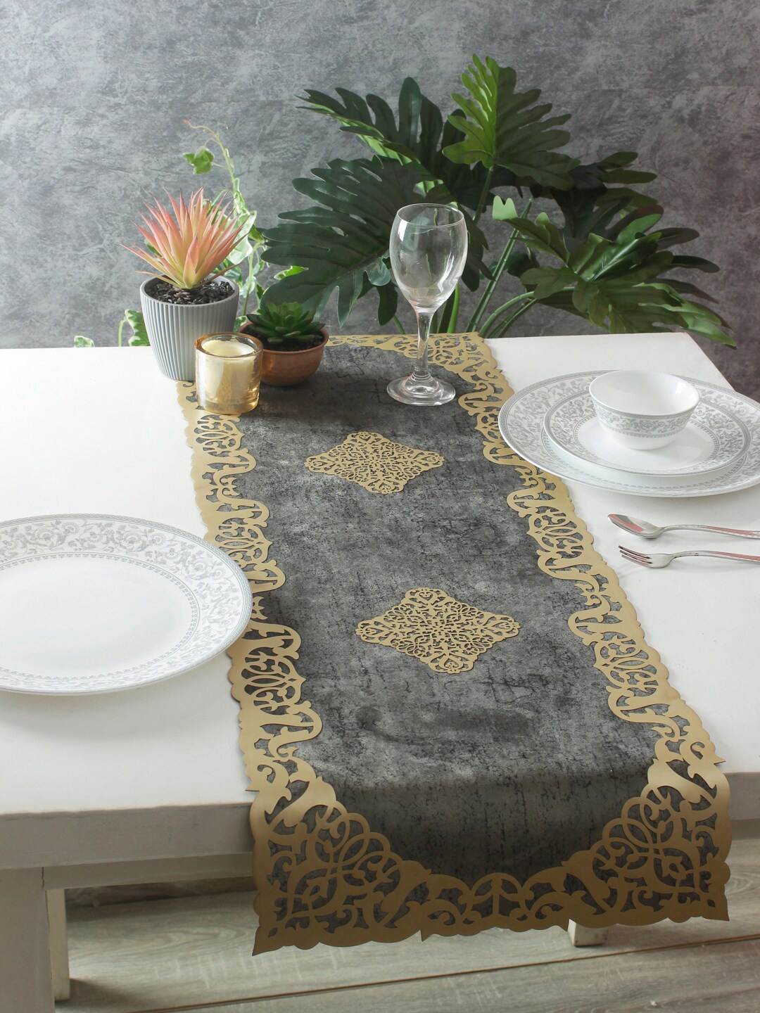

eyda Grey & Gold-Coloured Printed Table Runner