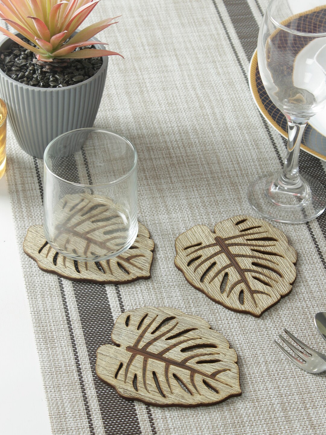 

eyda Set Of 6 Beige & Brown Leaf Shape Wooden Sustainable Coasters