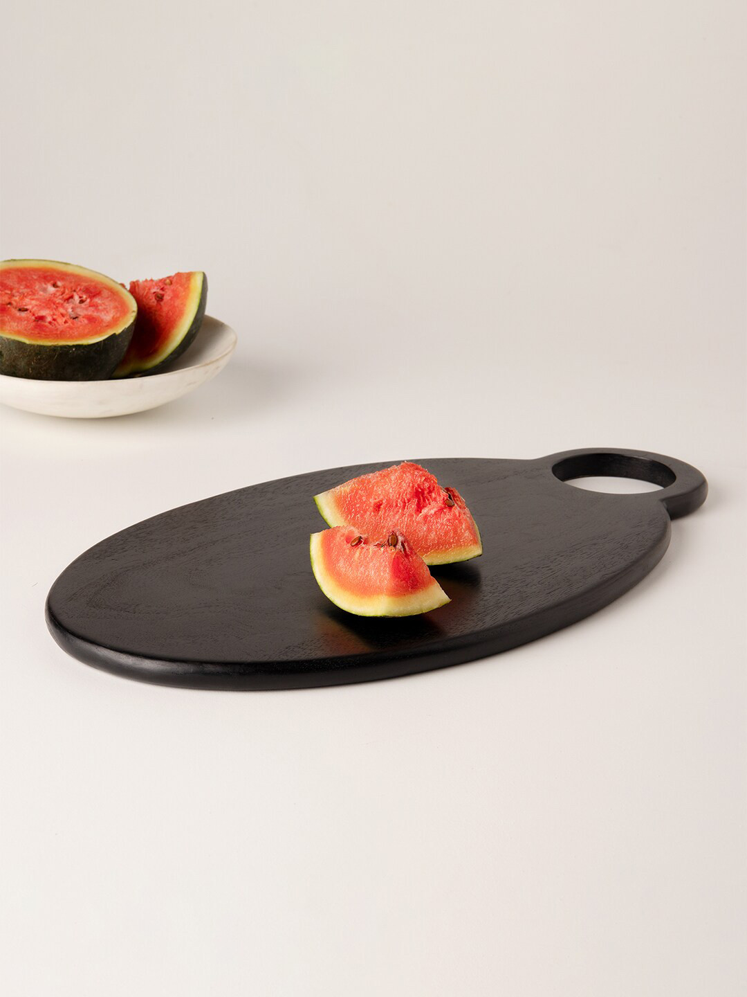 

ellementry Black Midnight Mango Wood Oval Kitchen Chopping Board