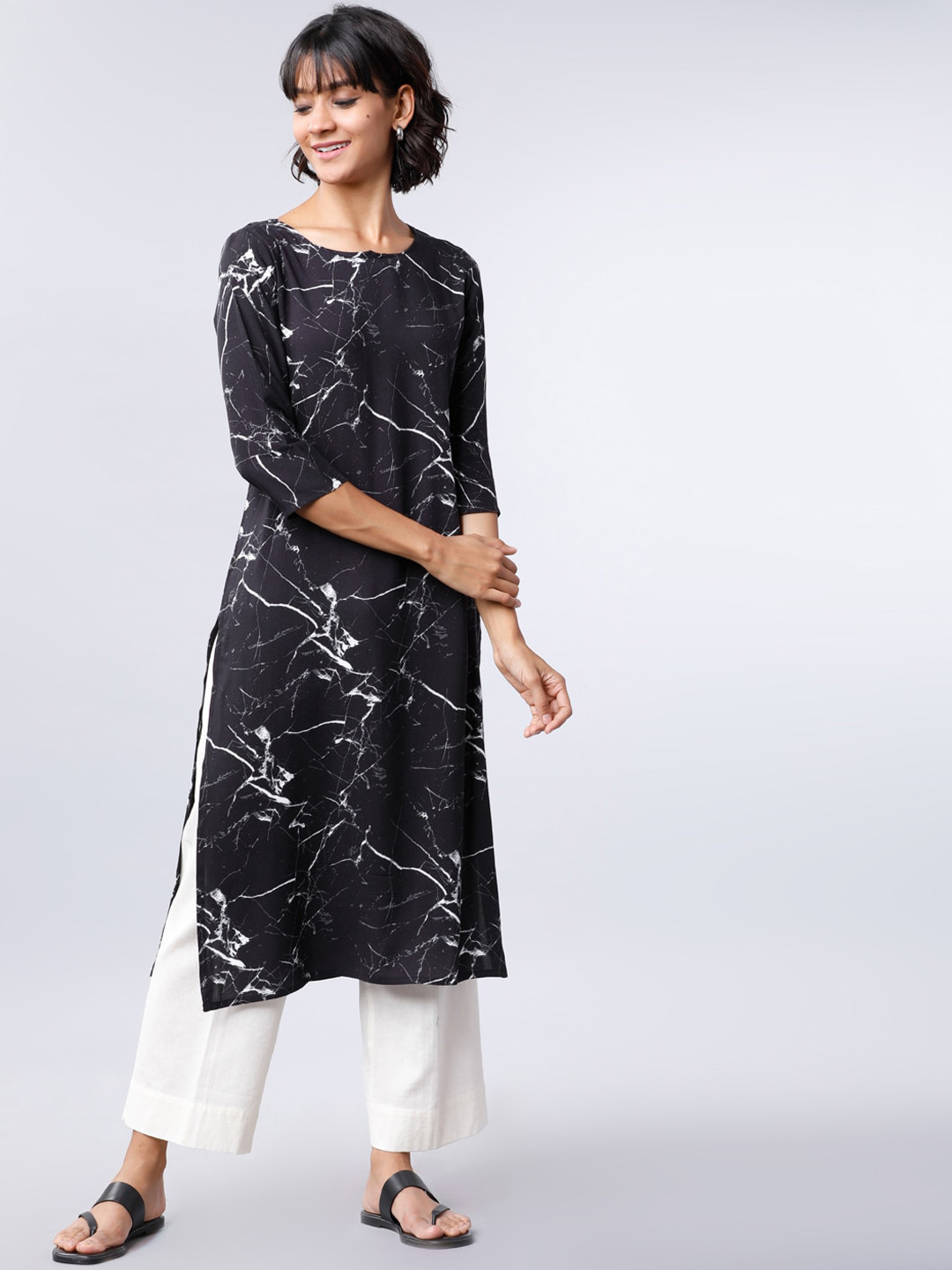 

Vishudh Women Black & White Printed Straight Kurta
