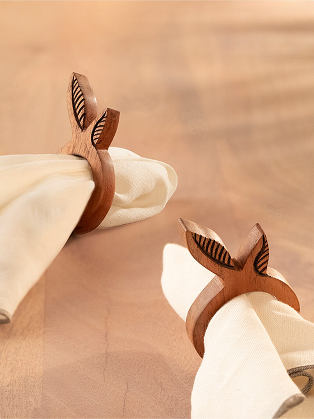 

Ellementry Set of 2 Brown Wooden Textured Napkin Rings