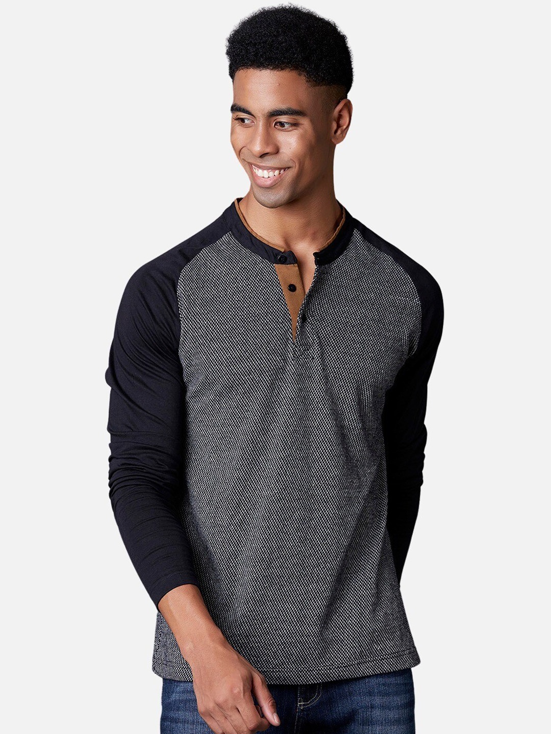 

MARCA Disati Men Grey Colourblocked Henley Neck T-shirt