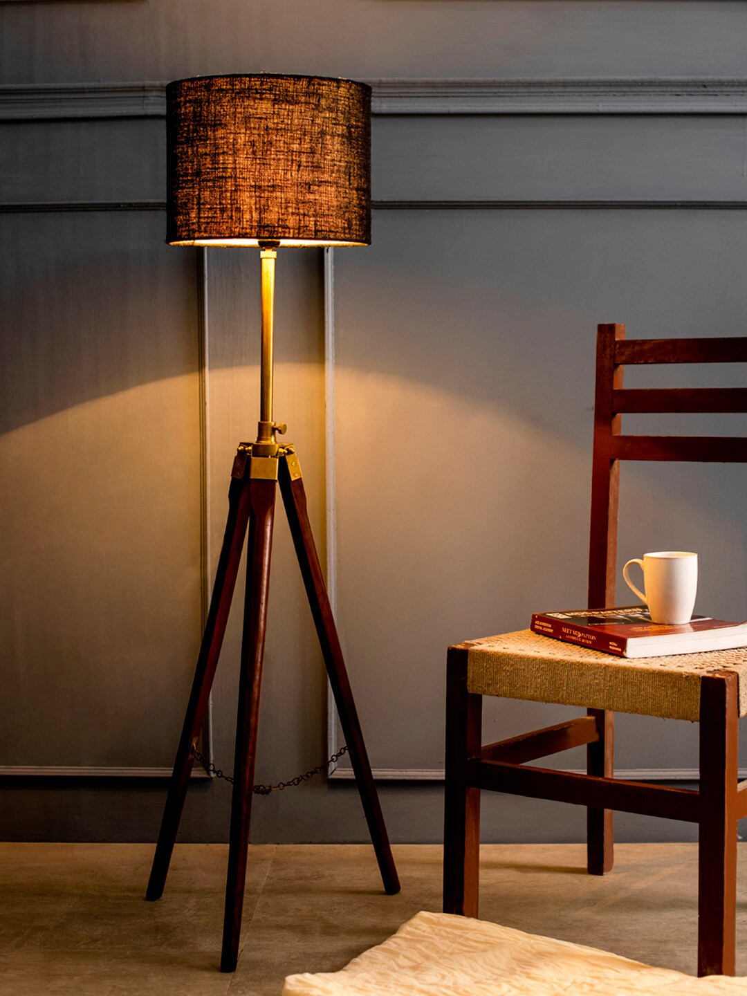 

green girgit Black & Brown Solid Contemporary Tripod Lamp