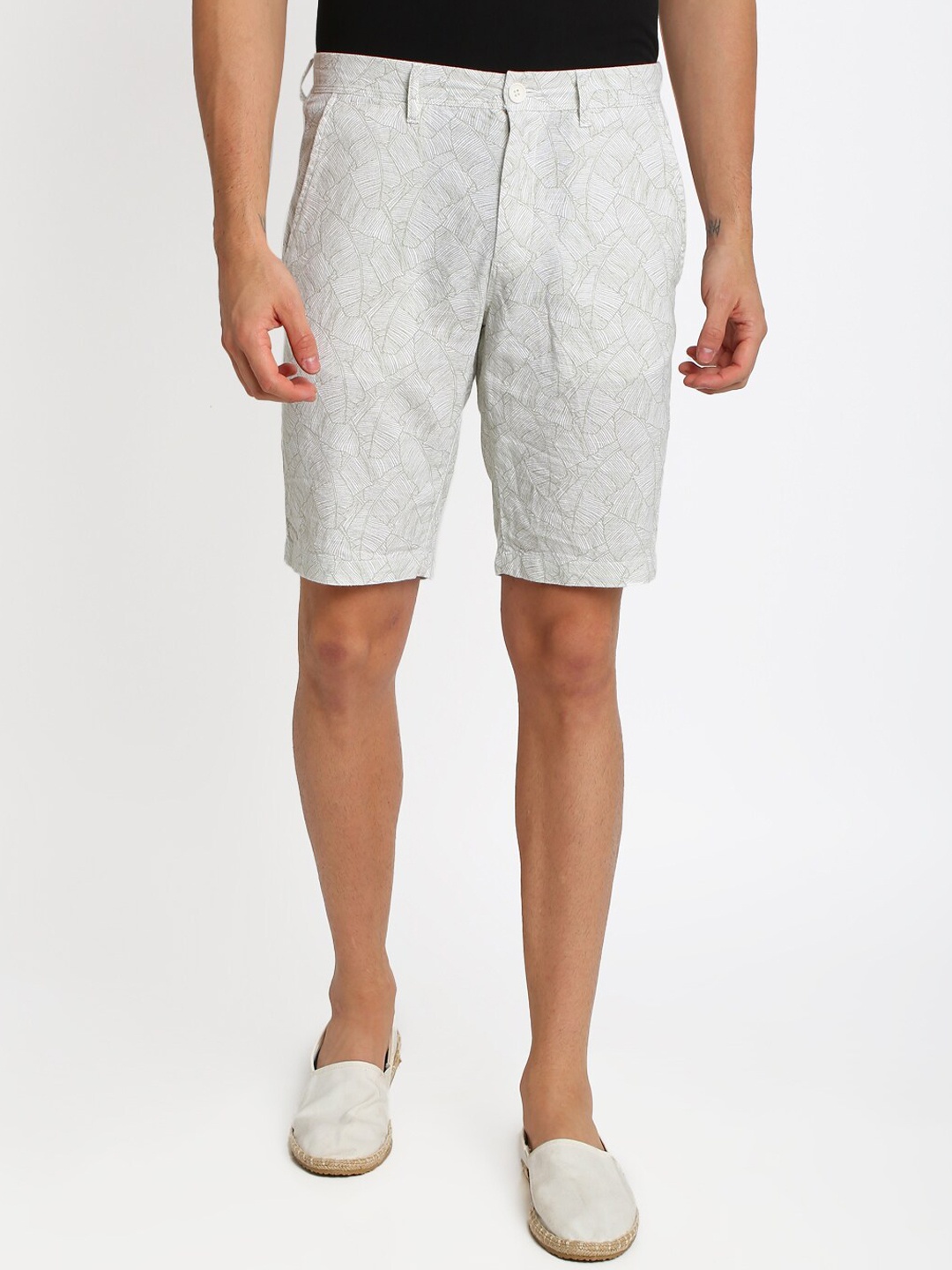 

Crocodile Men Off-White & Olive Green Printed Slim Fit Regular Shorts