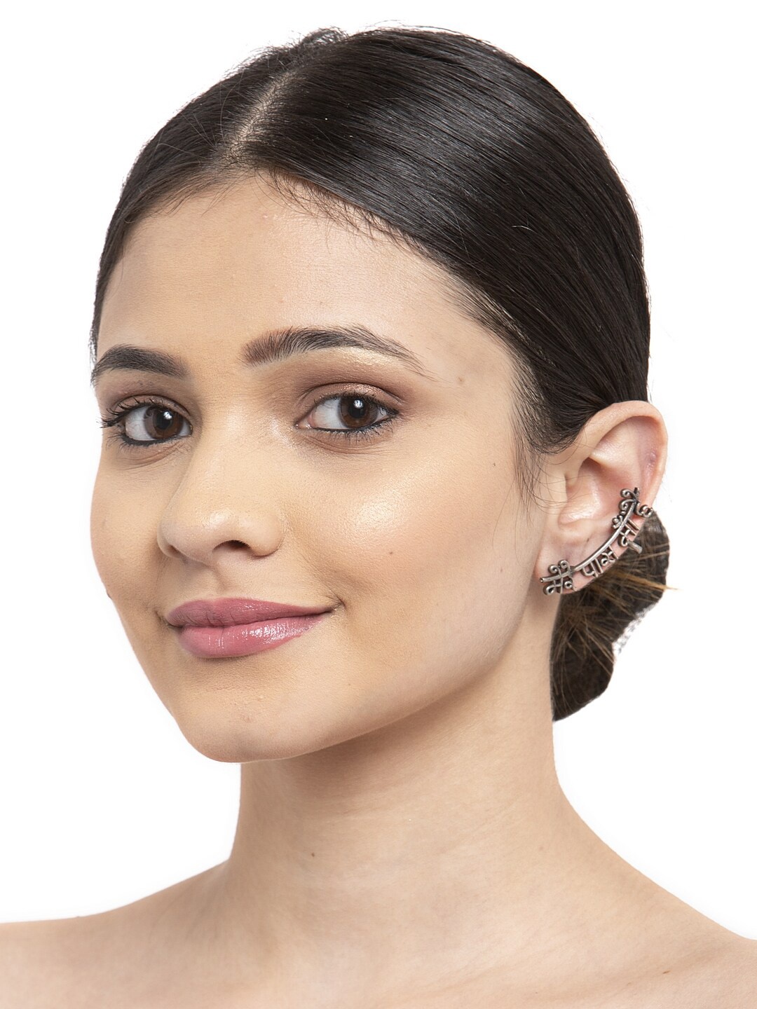 

Moedbuille Gunmetal-Toned & Silver-Plated Handcrafted Quirky Ear Cuff, Metallic