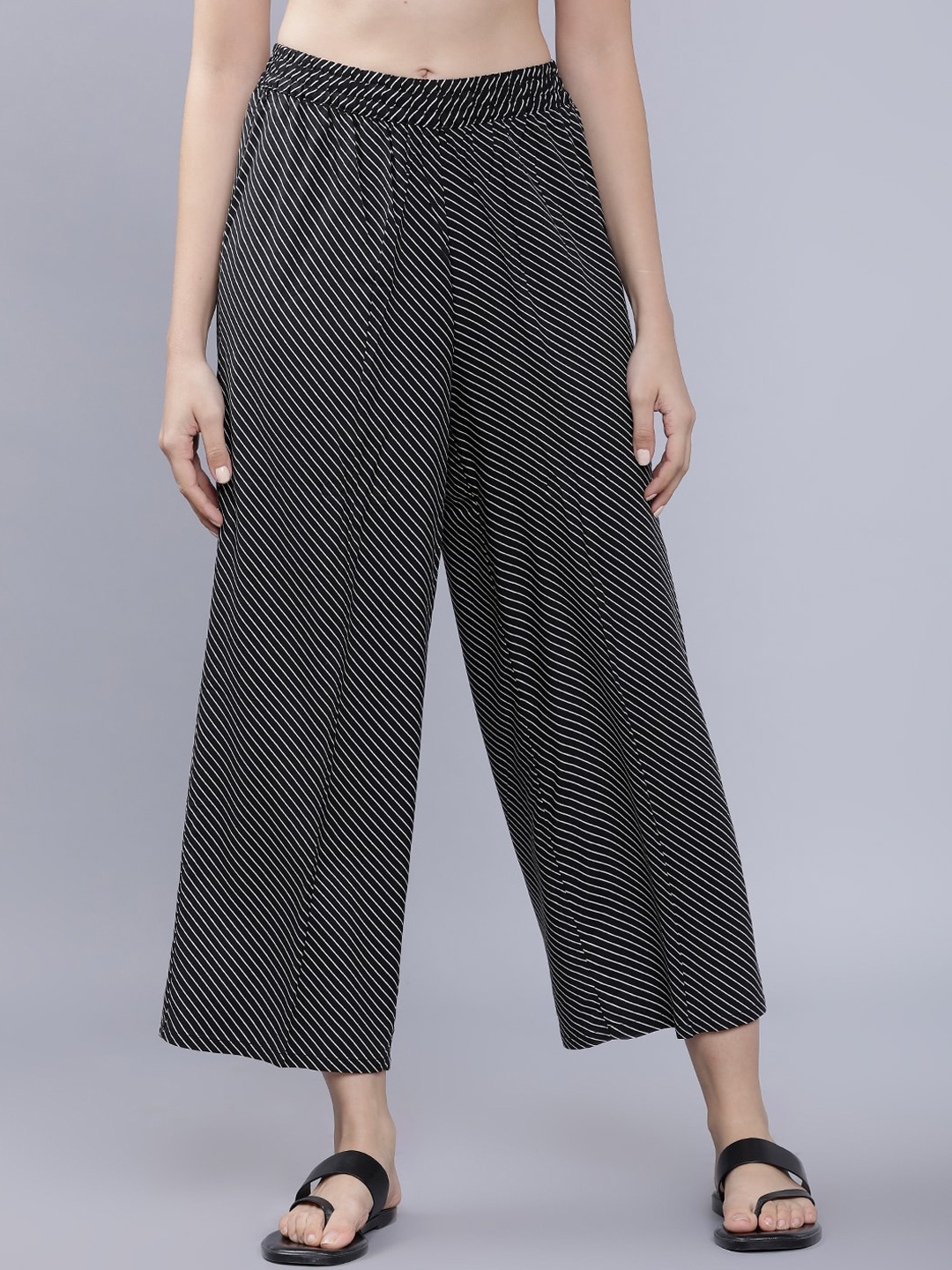

Vishudh Women Black & Grey Checked Straight Palazzos