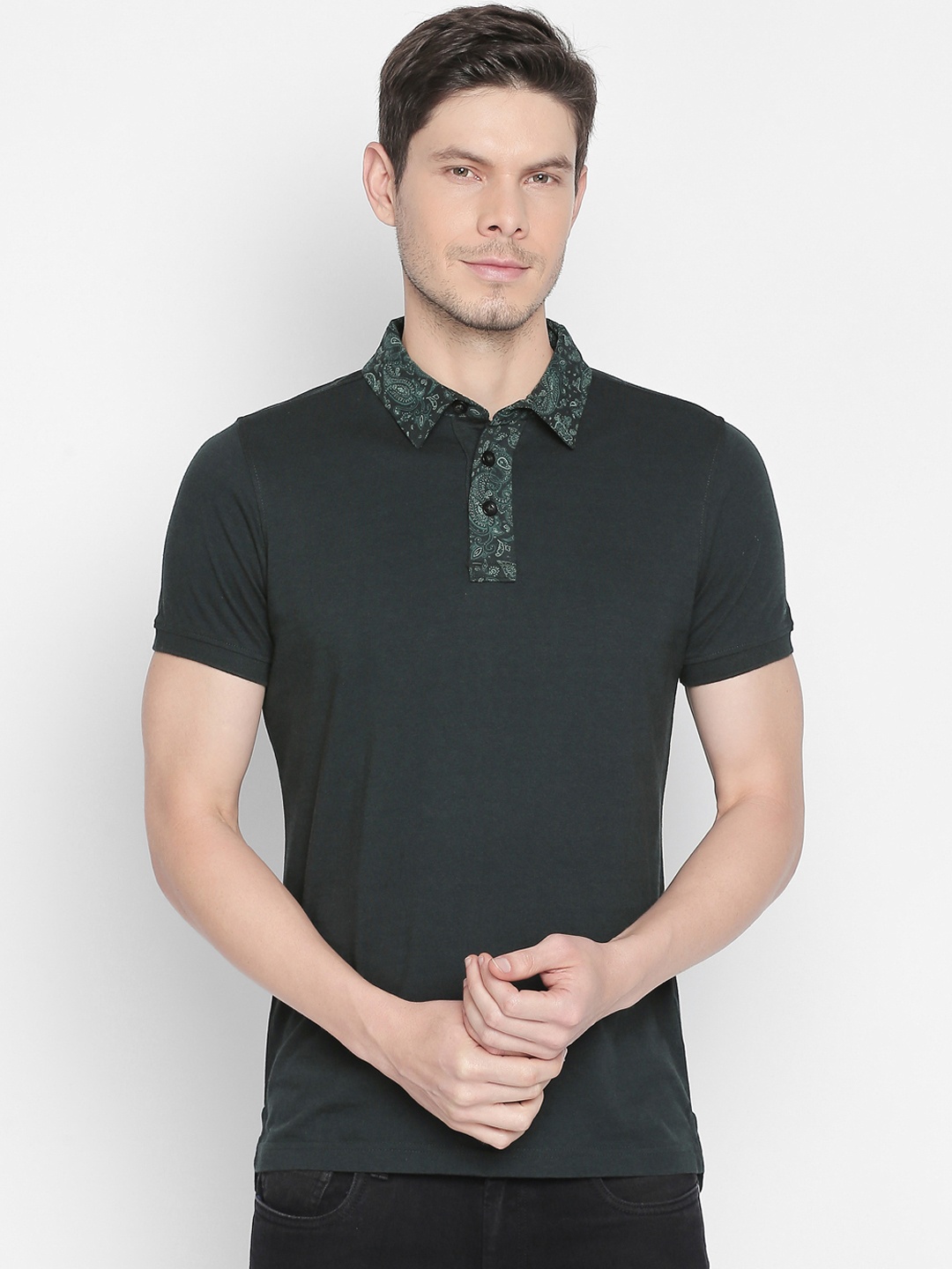 

Basics Men Green Solid V-Neck T-shirt