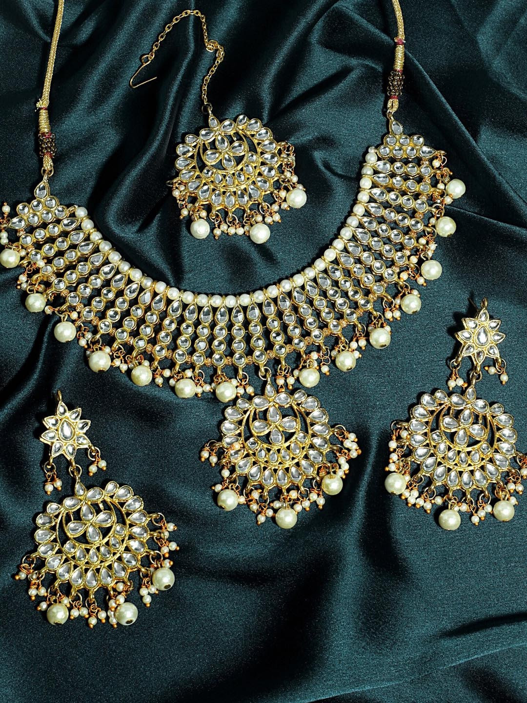 

KARATCART Gold-Plated Off-White Kundan-Studded Beaded Handcrafted Jewellery Set