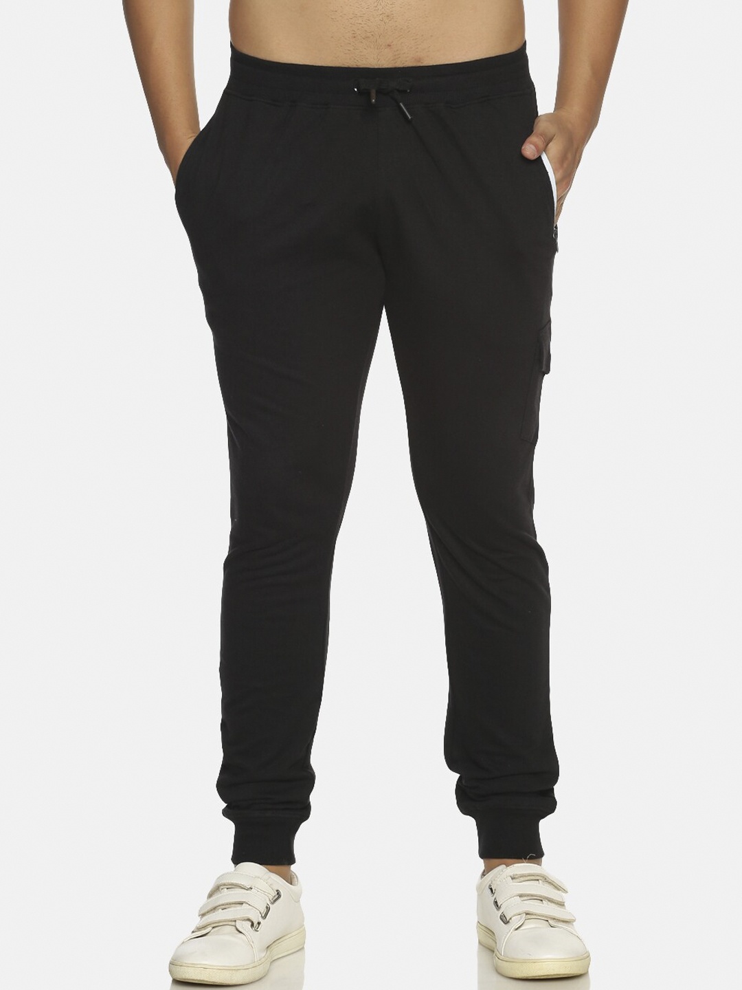 

Chennis Men Black Solid Slim fit Joggers
