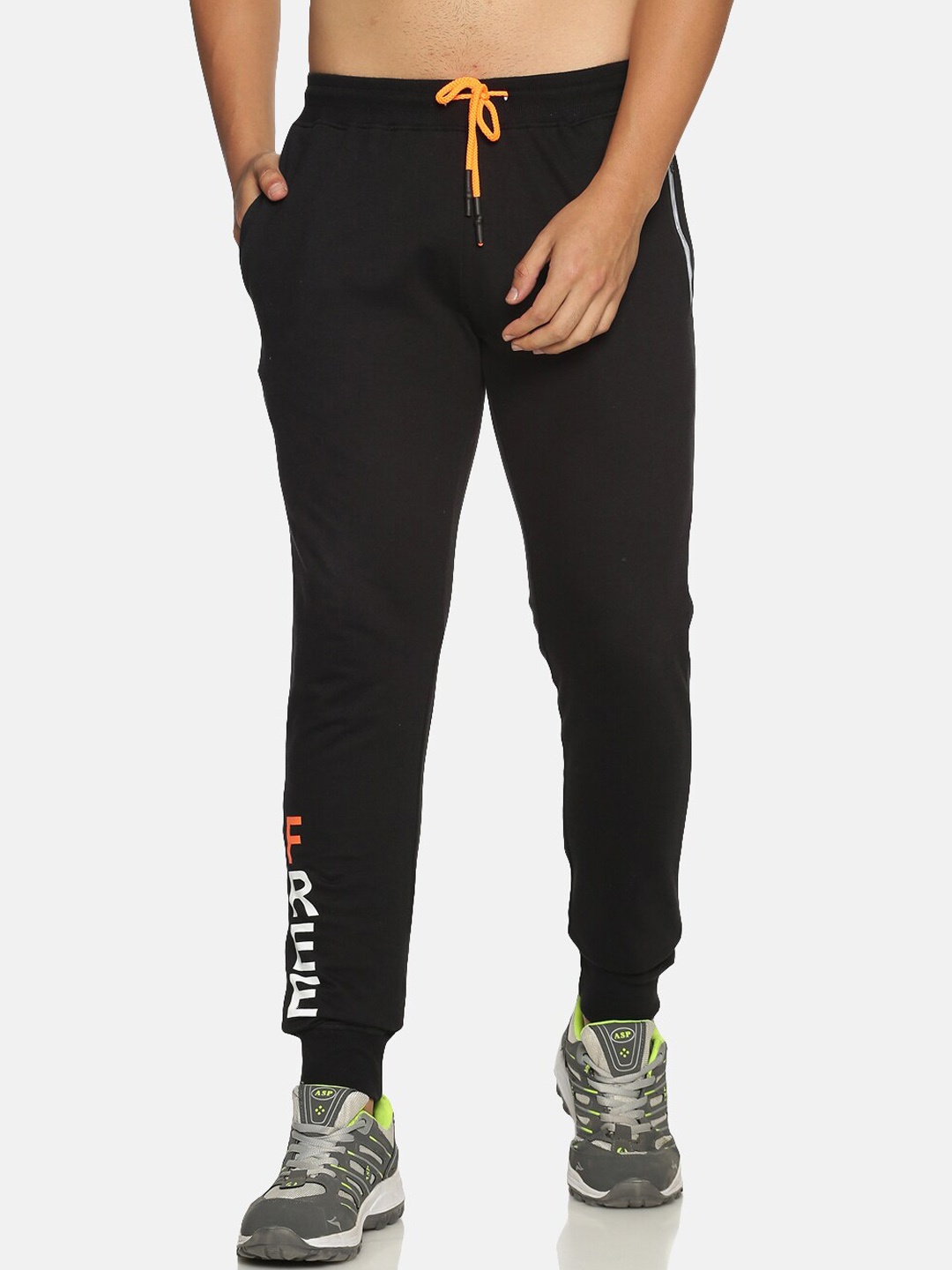 

Chennis Men Black Printed Slim-Fit Joggers