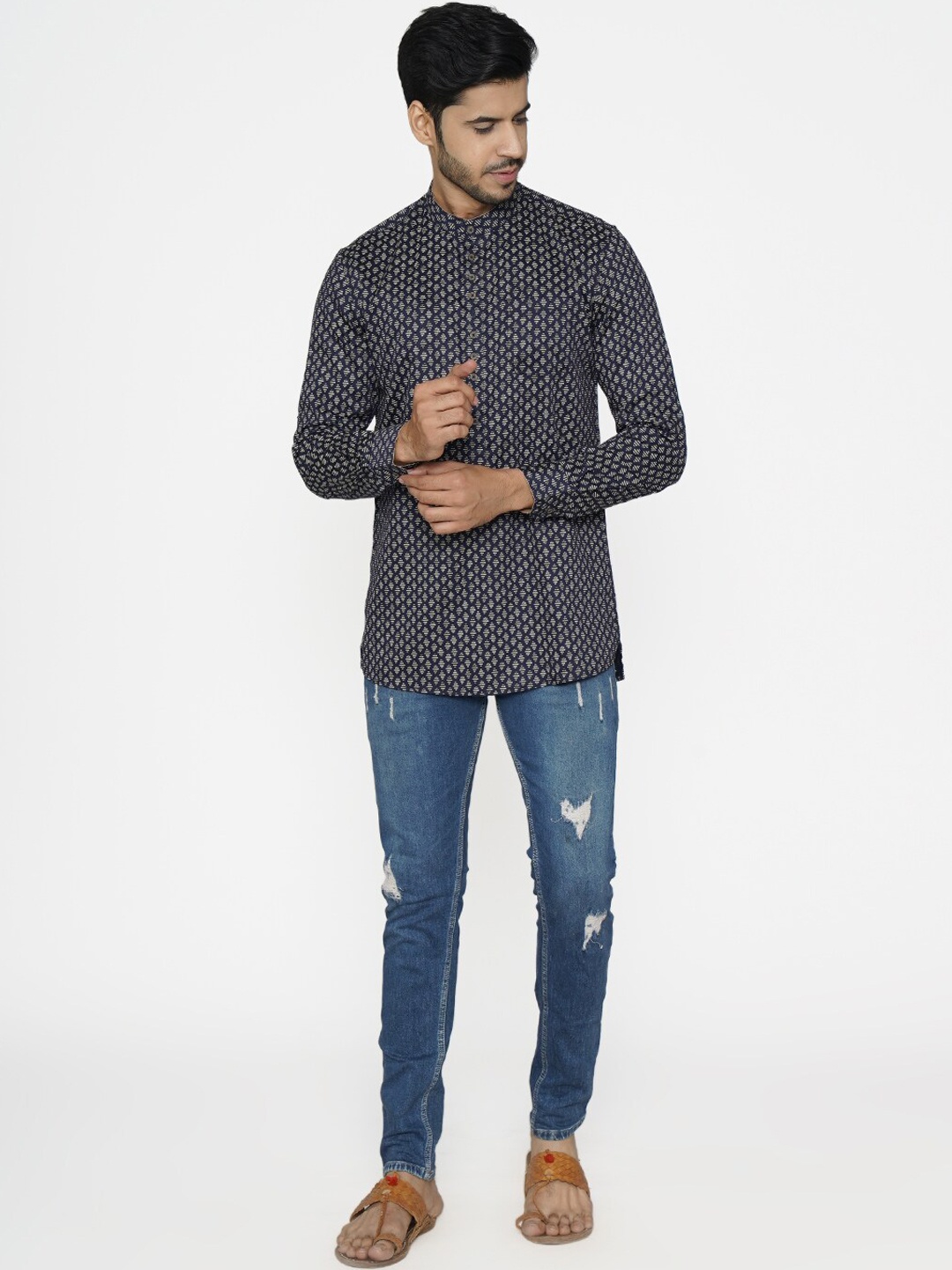 

Manyavar Men Blue Printed Short Kurta