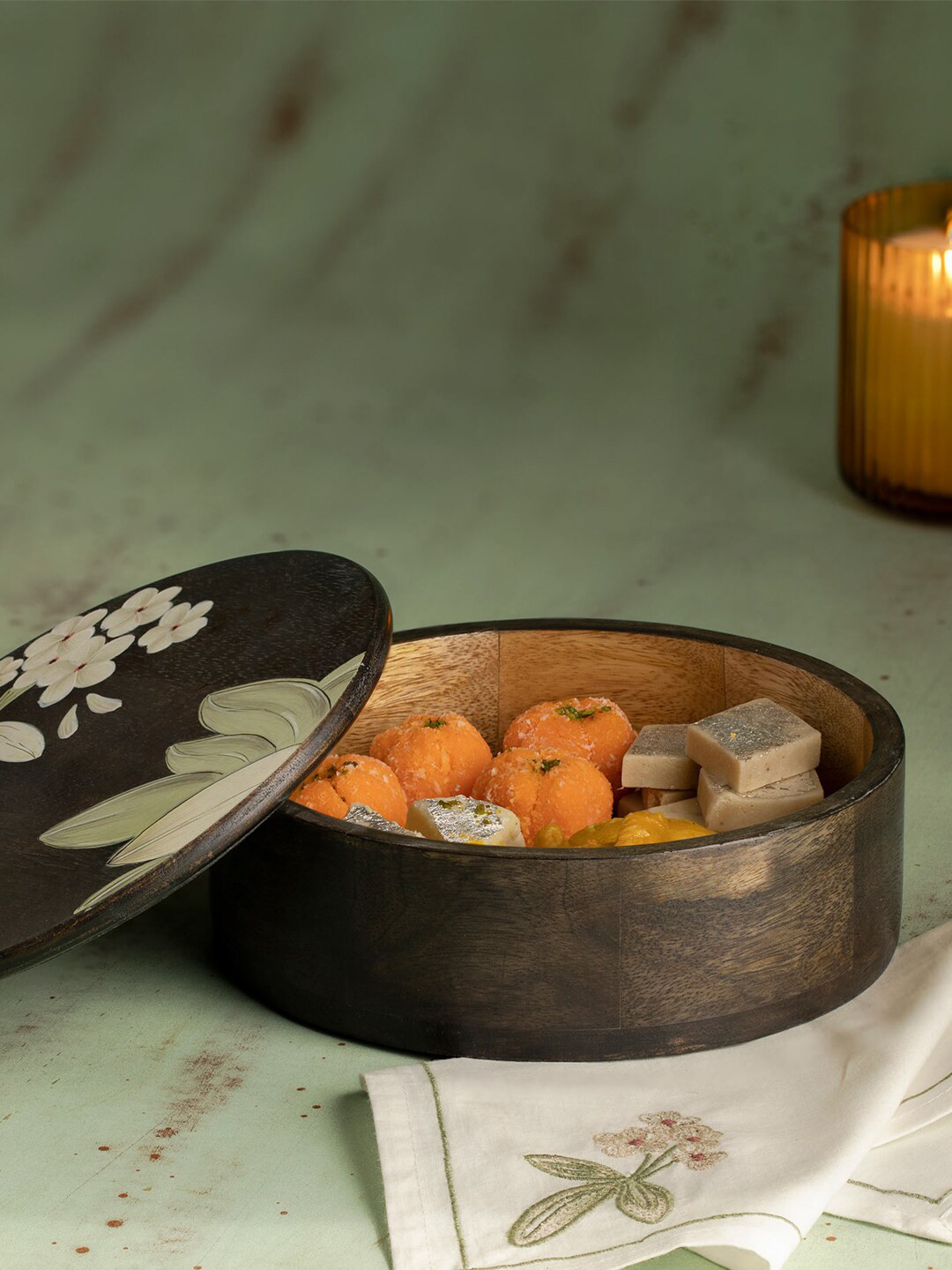 

ellementry Brown Frangipani Roti Box With Muslin Cloth