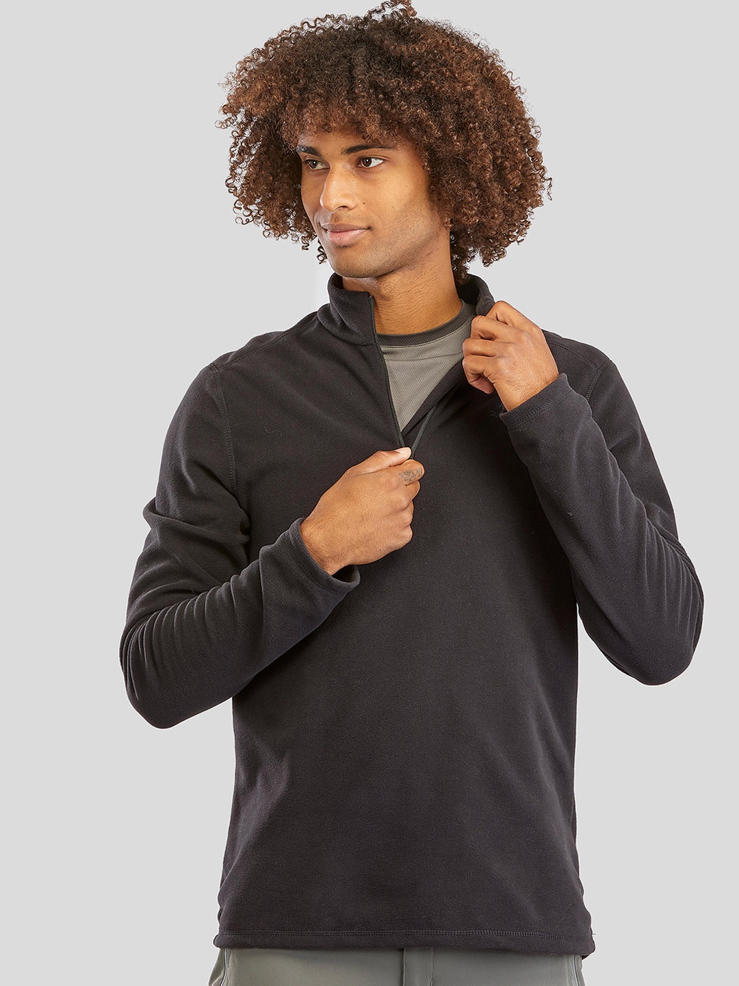 Quechua By Decathlon Men Black Solid Mountain Hikingand Trekking Sweatshirt