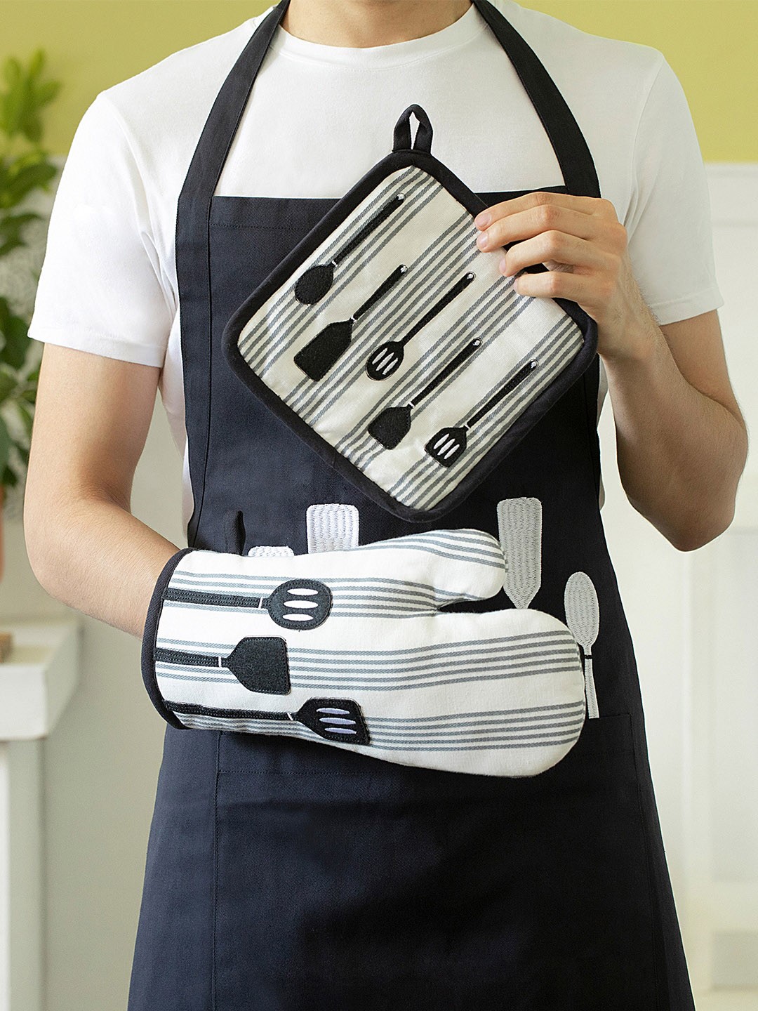 

ellementry White & Grey Striped Oven Golves & Potholder