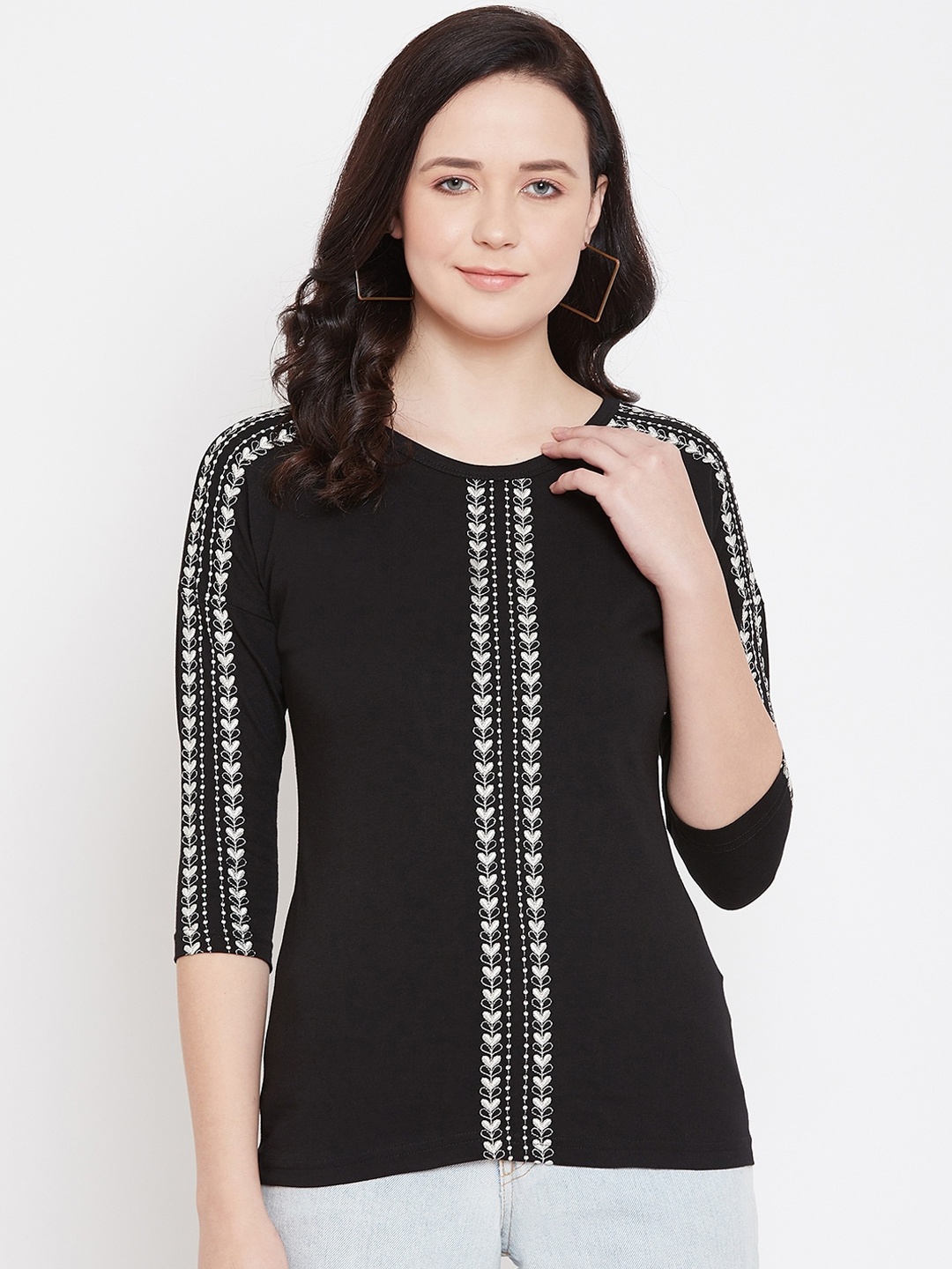

Hypernation Women Black Printed Round Neck T-shirt