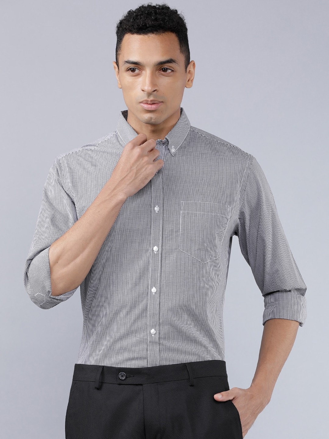 

Black coffee Men White & Black Slim Fit Checked Formal Shirt
