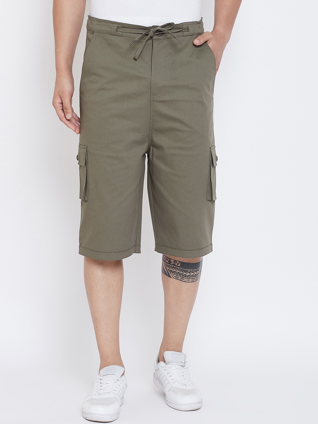 

Hypernation Men Green Solid Regular Fit Cargo Shorts