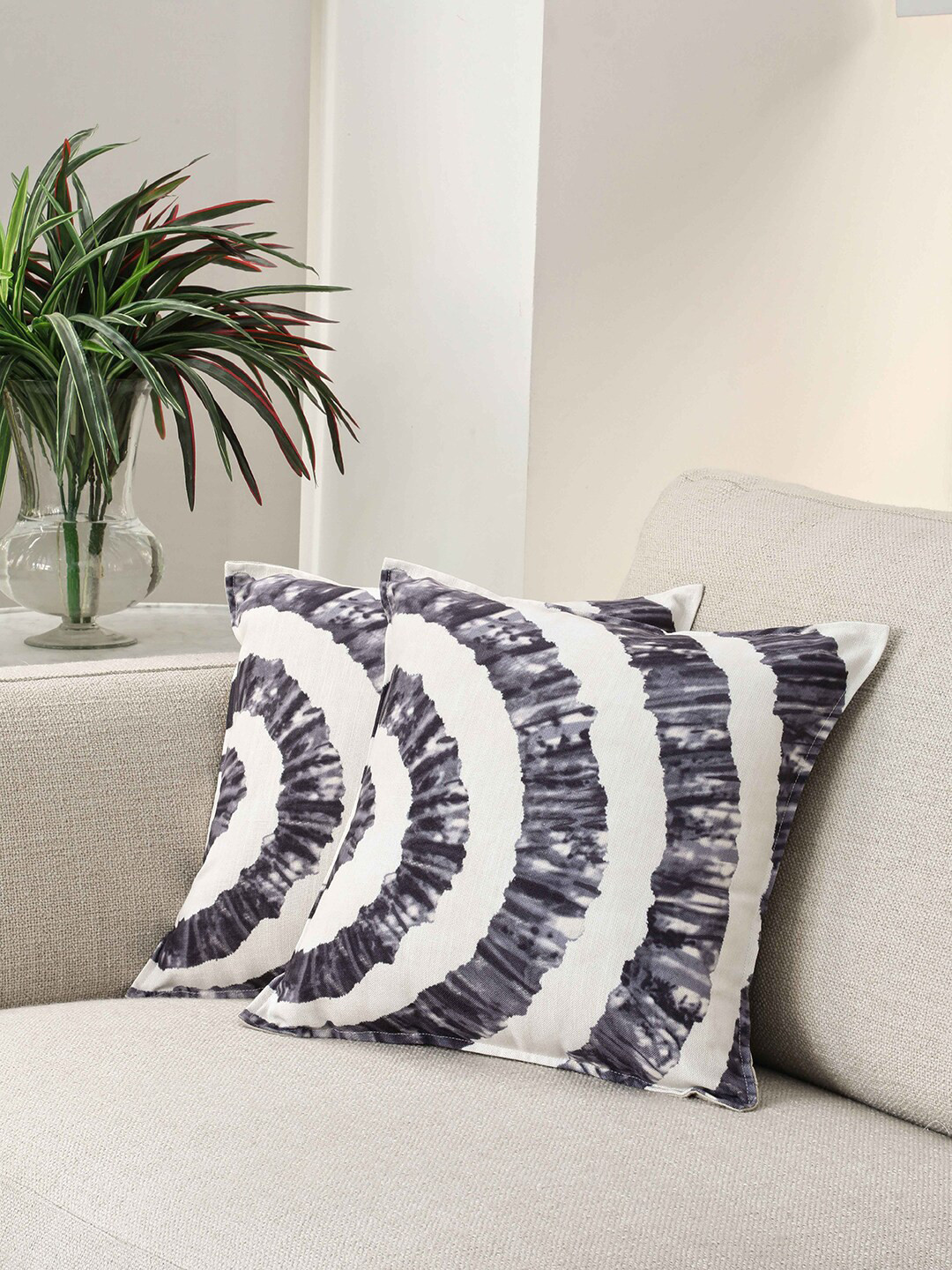 

BLUE BOAT White & Blue Set of 2 Geometric Square Cushion Covers