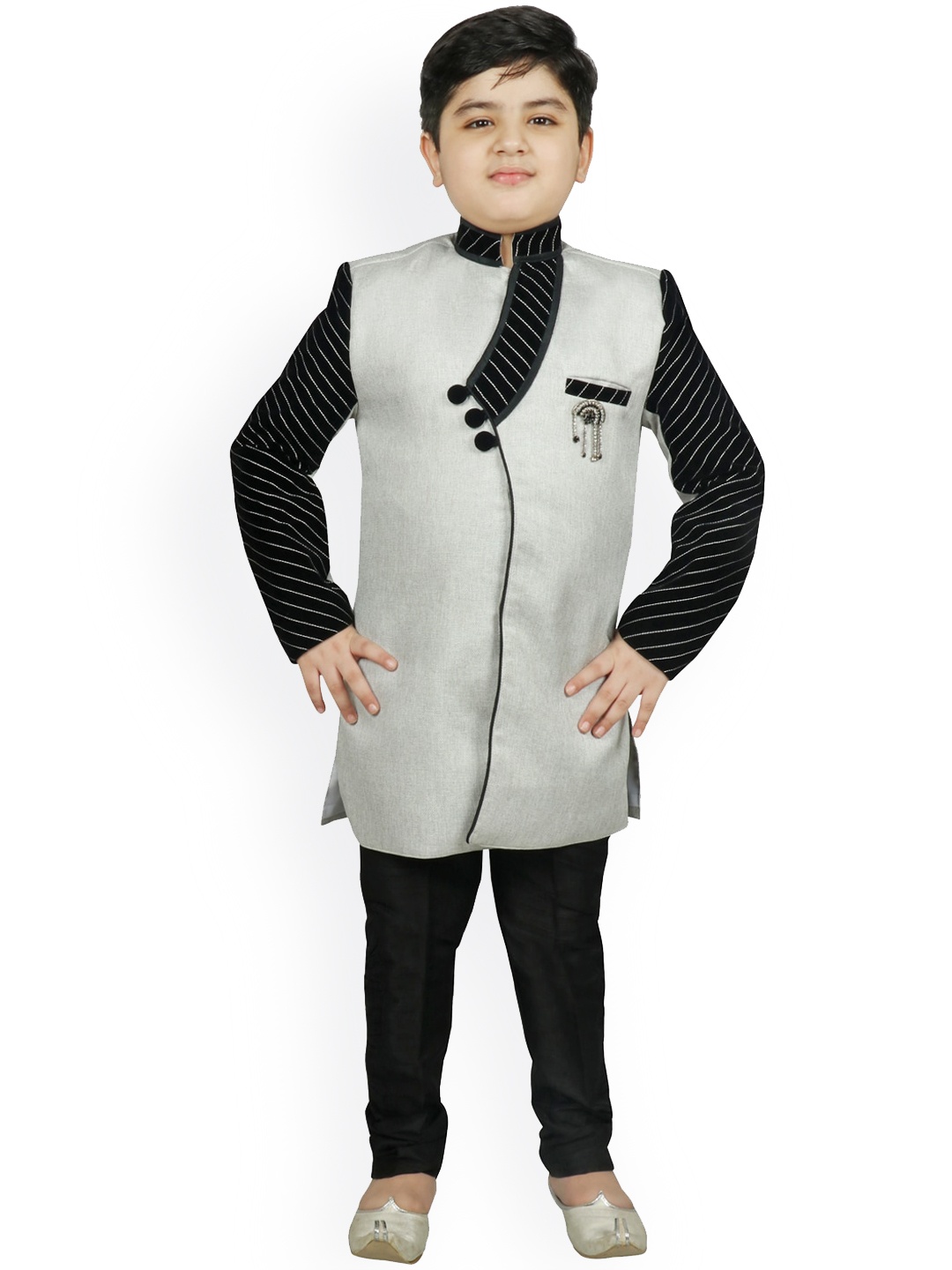 

SG YUVRAJ Boys Grey & Black Solid Jacquard Sherwani
